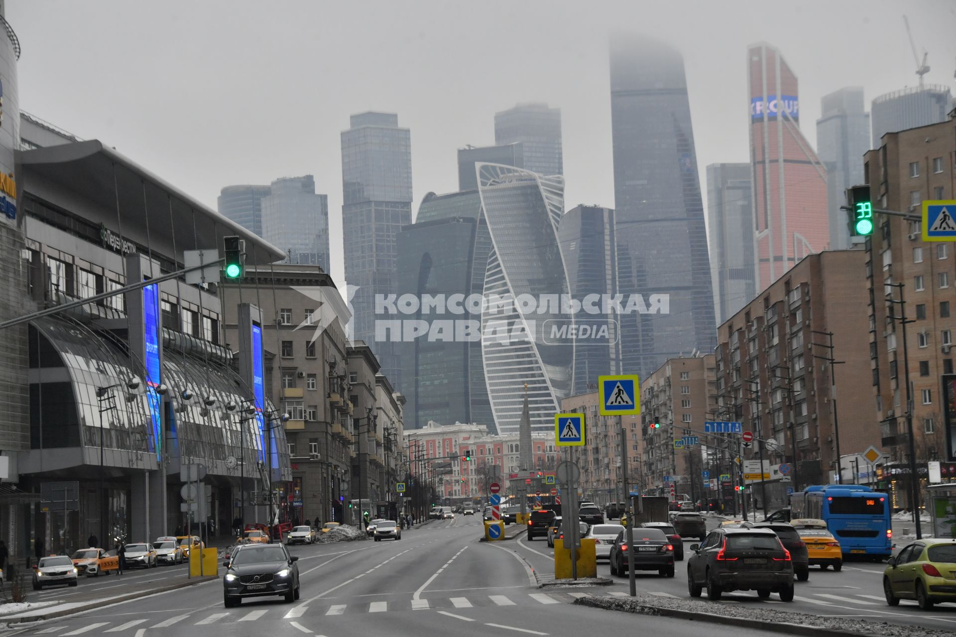 Москва. Вид с Большой Дорогомиловской улицы на Москва-Сити.