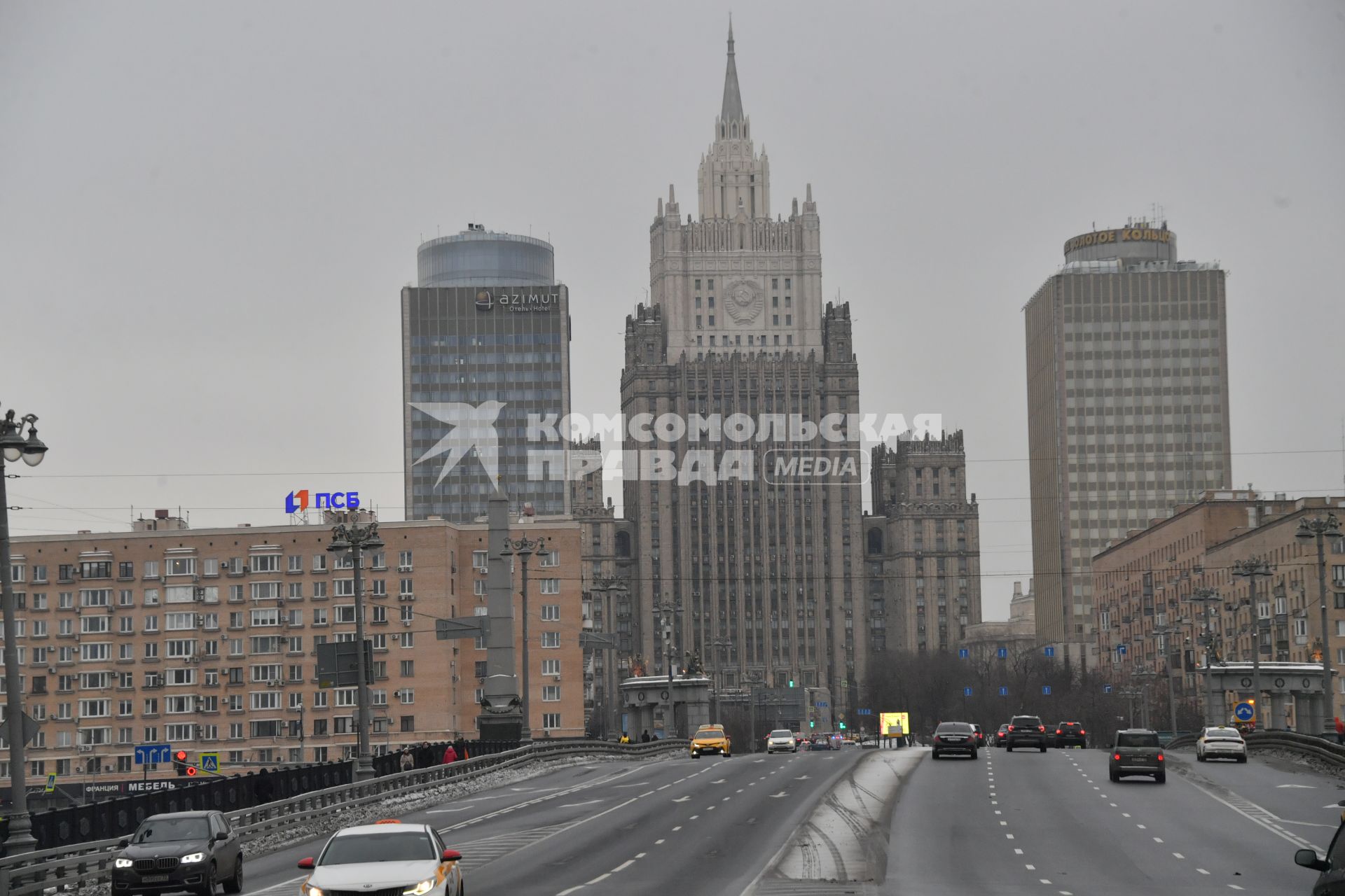 Москва. Вид с Бородинского моста на здание МИДа.