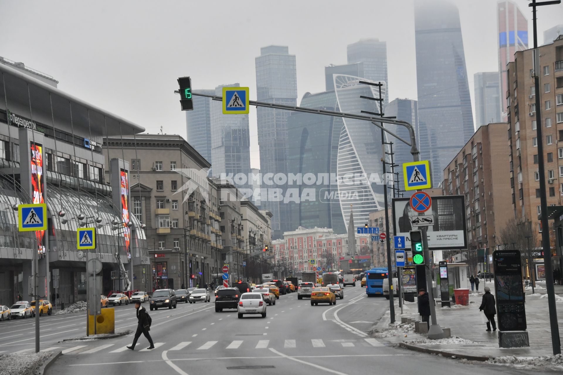 Москва. Вид с Большой Дорогомиловской улицы на Москва-Сити.