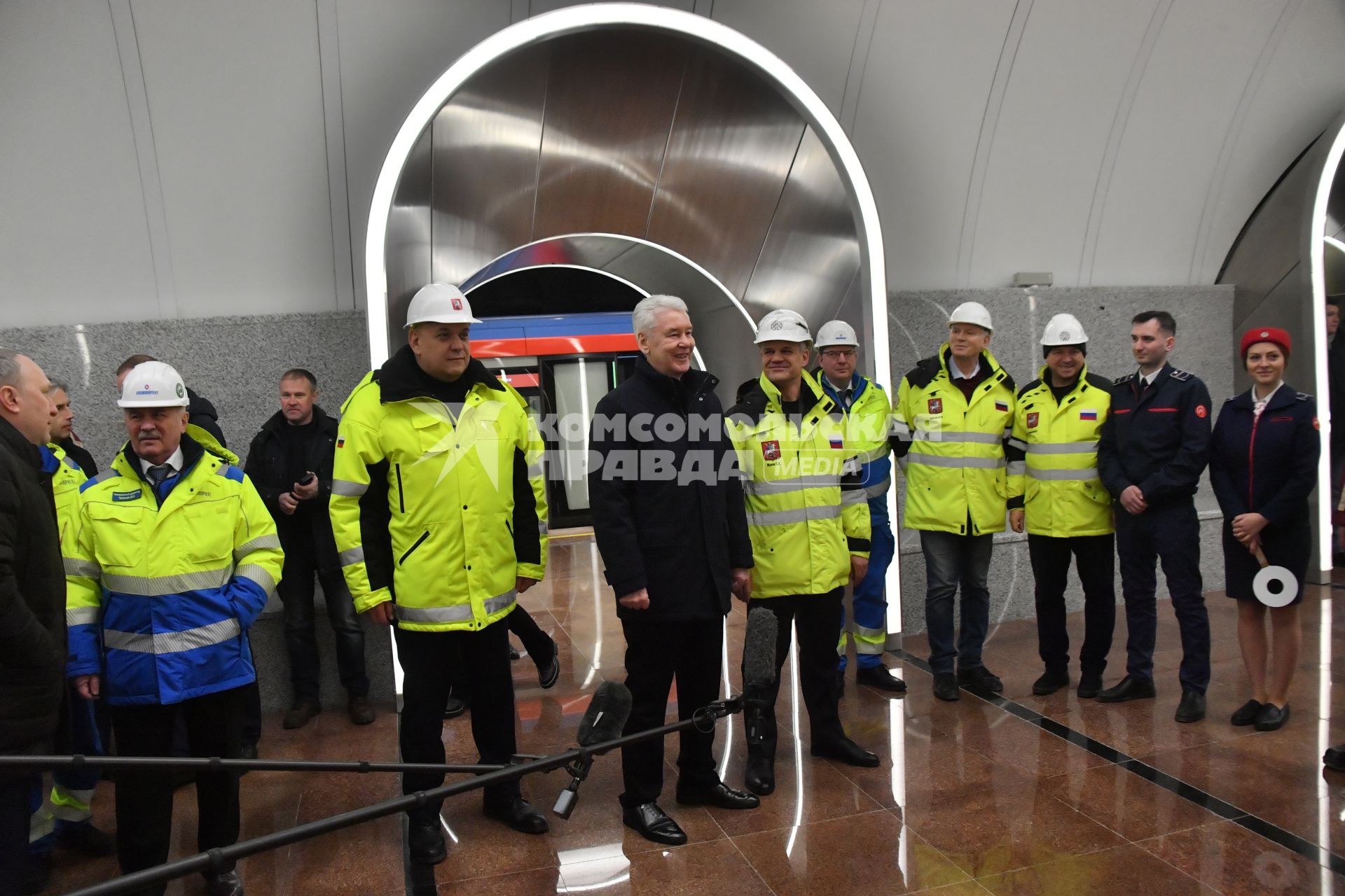 Москва.   Мэр Москвы Сергей Собянин (в центре)  и генеральный директор Мосметростроя Сергей Жуков (справа) во время технического запуска на станции `Рижская`Большой кольцевой линии (БКЛ) Московского метрополитена.