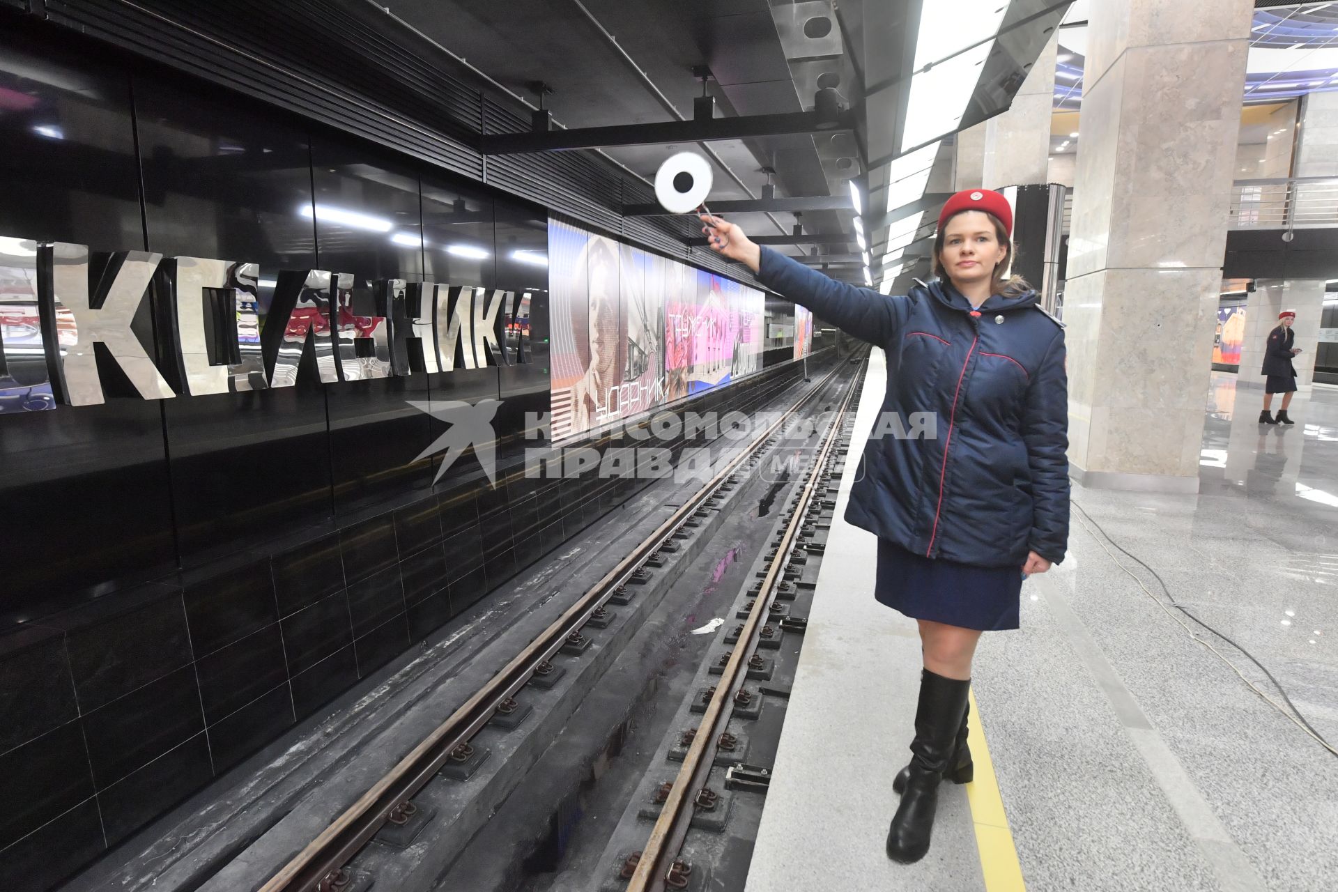 Москва. Технический пуск  станций  `Сокольники`, `Рижская` и `Марьина Роща`  северо-восточного участка БКЛ. Сотрудница метрополитена на станции `Сокольники`.