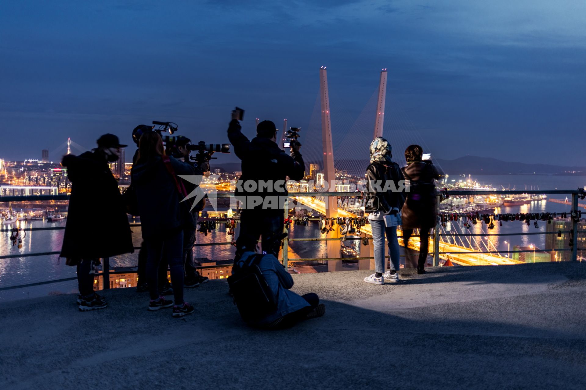 г.Владивосток. Журналисты снимают Золотой вантовый мост через бухту Золотой Рог.