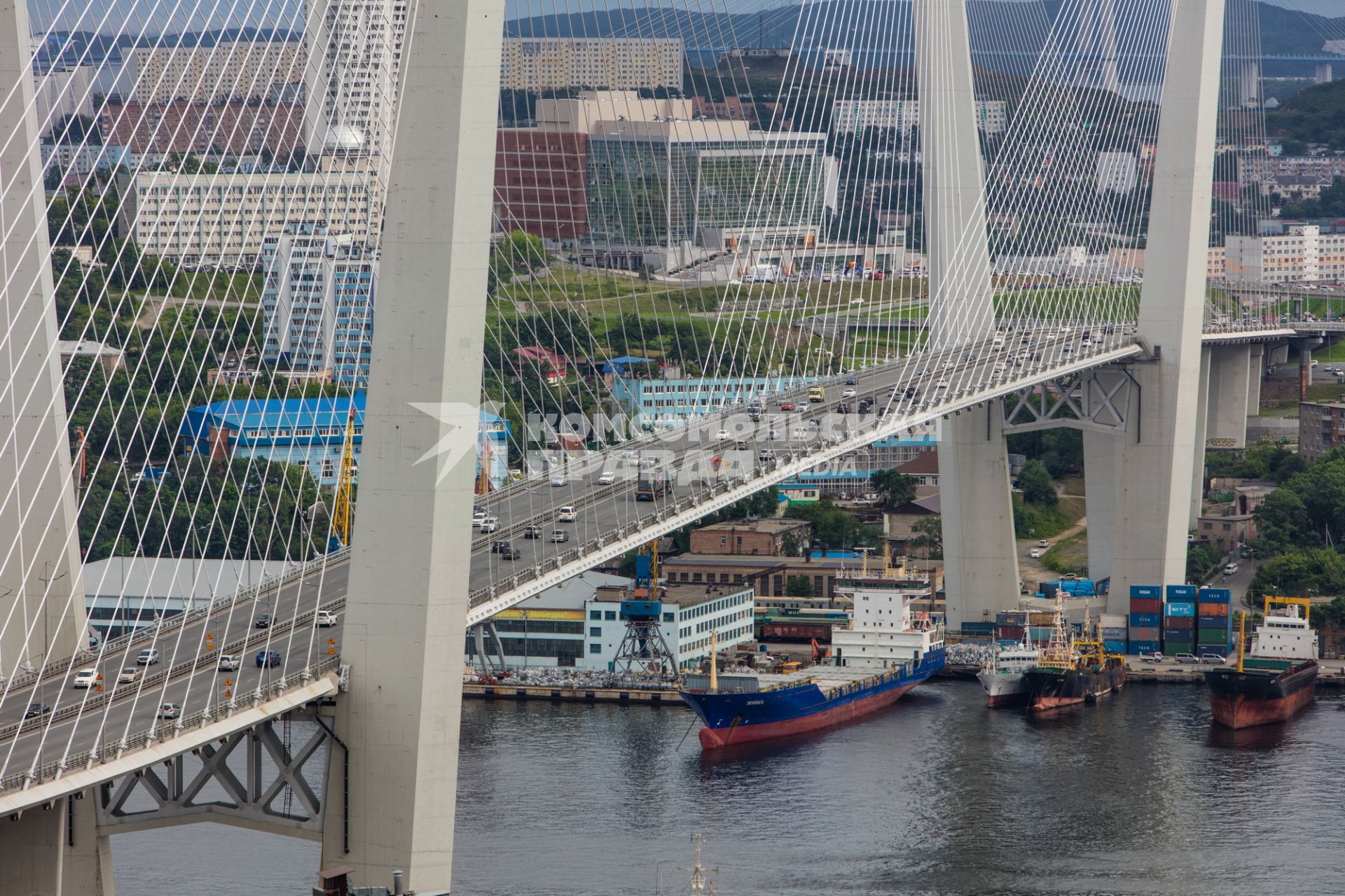 г.Владивосток. Золотой вантовый мост через бухту Золотой Рог.