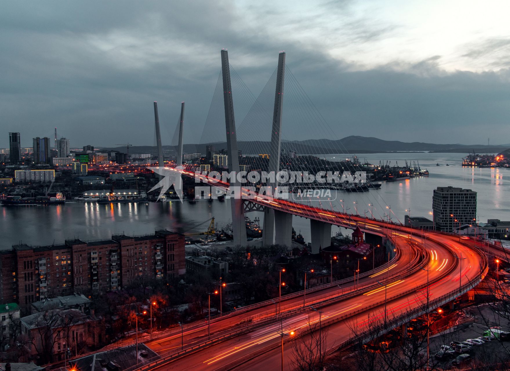 г.Владивосток. Золотой вантовый мост через бухту Золотой Рог.