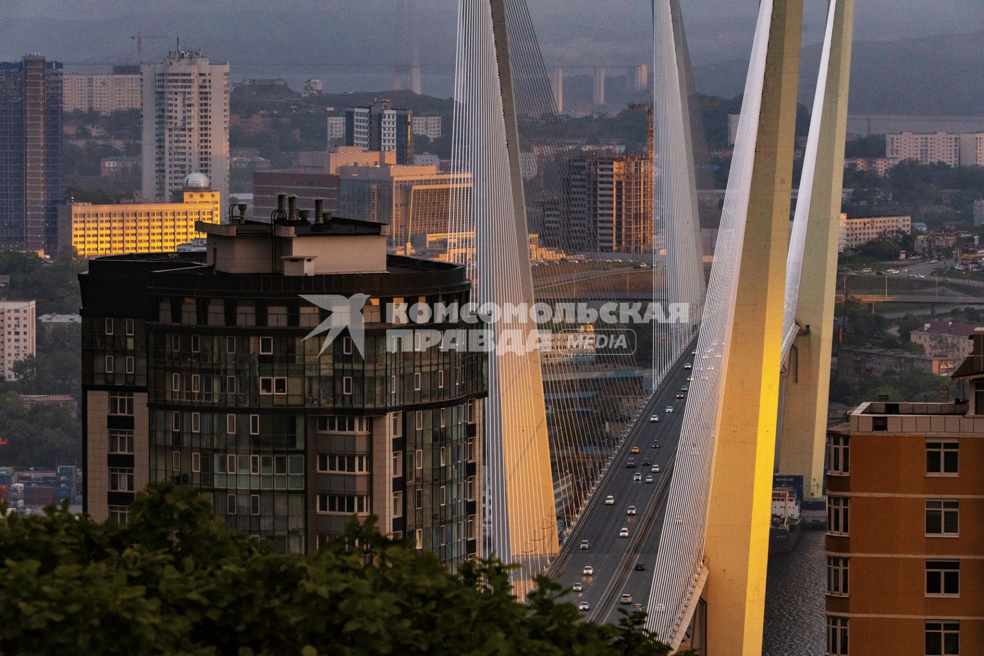 г.Владивосток. Золотой вантовый мост через бухту Золотой Рог.