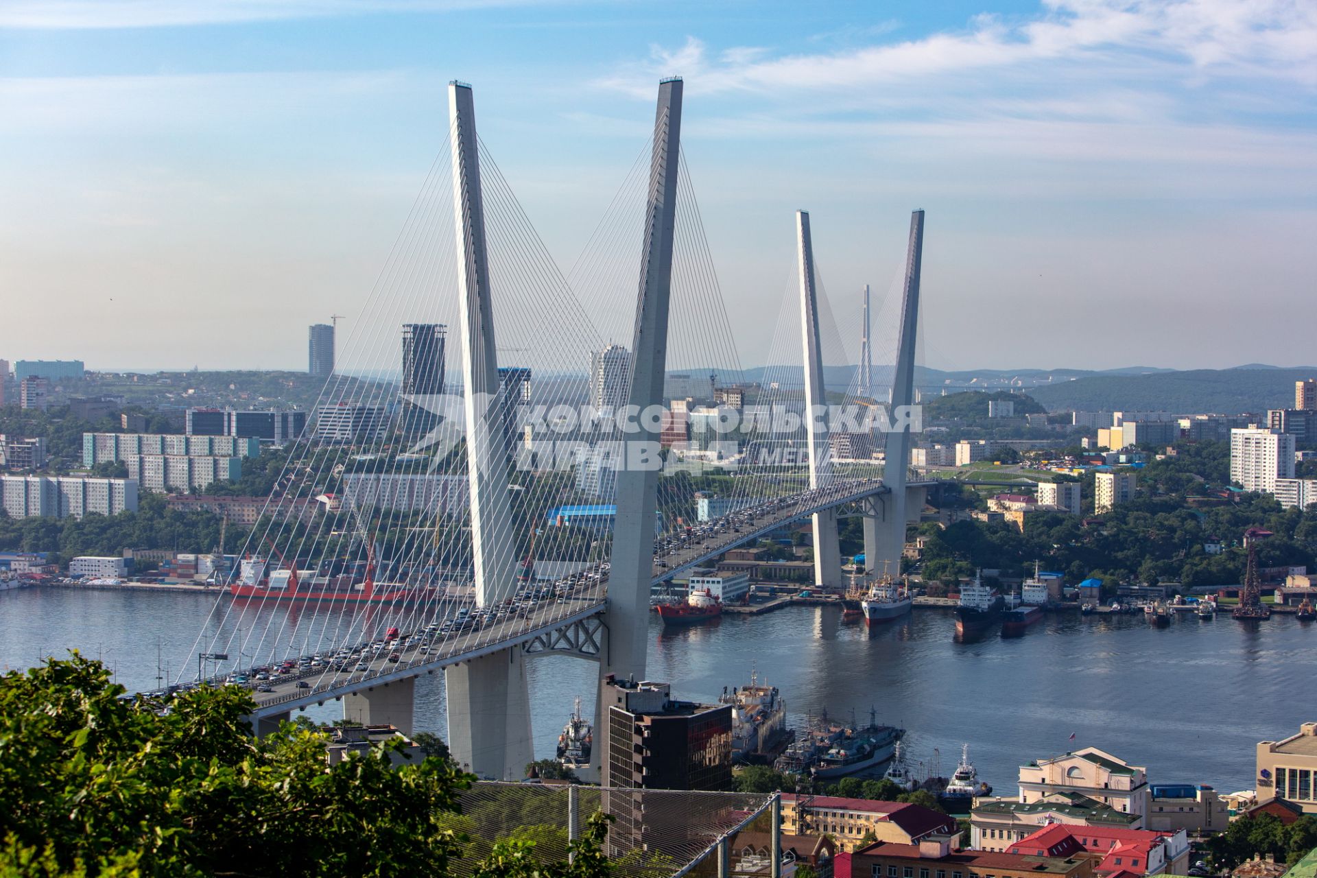 г.Владивосток. Золотой вантовый мост через бухту Золотой Рог.