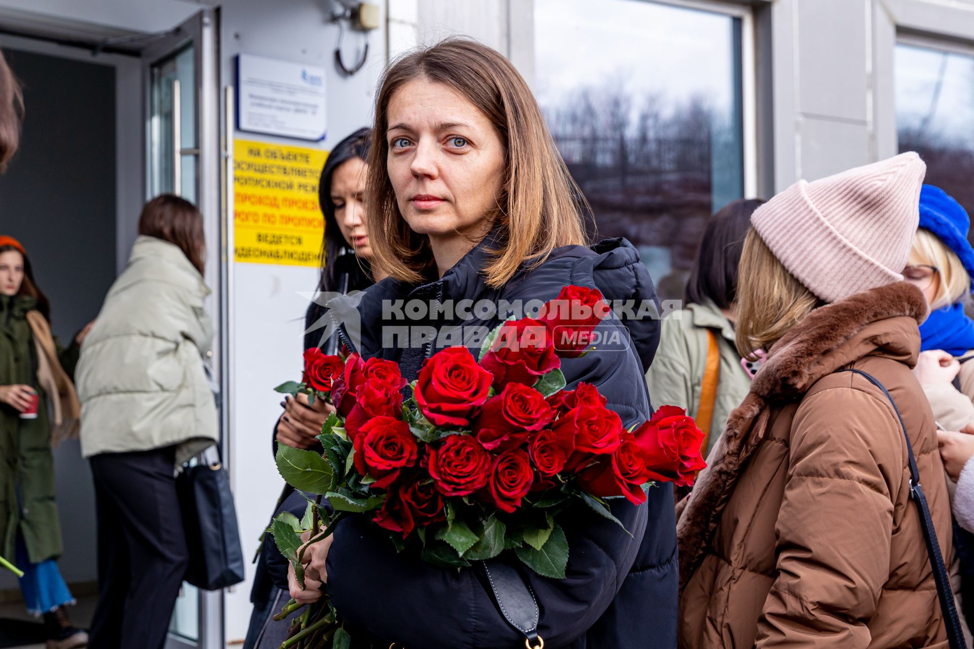 Владивосток. Директор филиала КП во Владивостоке Татьяна Клановец на церемонии открытия мемориальной доски в честь главного редактора `Комсомольской правды` Владимира Сунгоркина на корпусе Школы гуманитарных наук и искусств на кампусе Дальневосточного федерального университета (ДВФУ) на острове Русский.