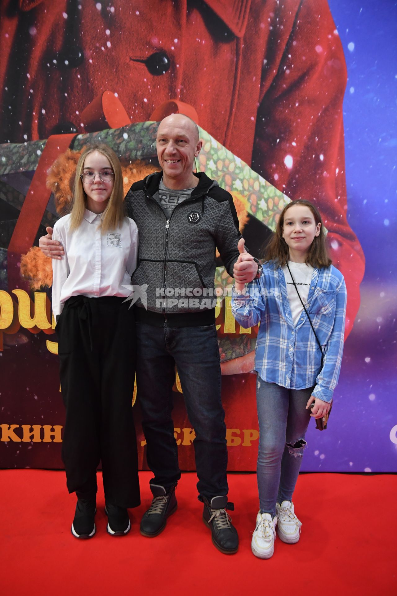 Москва. Актер  Максим Коновалов с  дочками на премьере фильма  `Приключения Тедди ` в кинотеатре`Синема Стар Европейский`.
