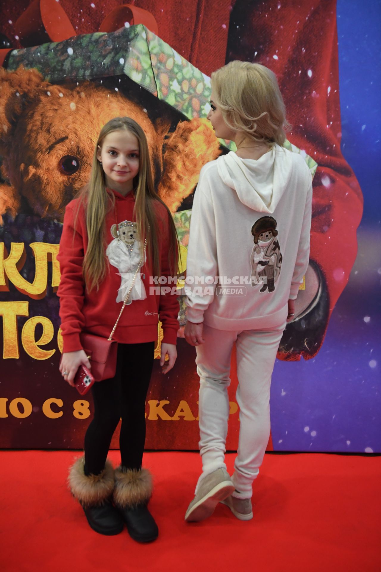 Москва. Актриса Алена Чехова с дочерью  на премьере фильма  `Приключения Тедди ` в кинотеатре`Синема Стар Европейский`.