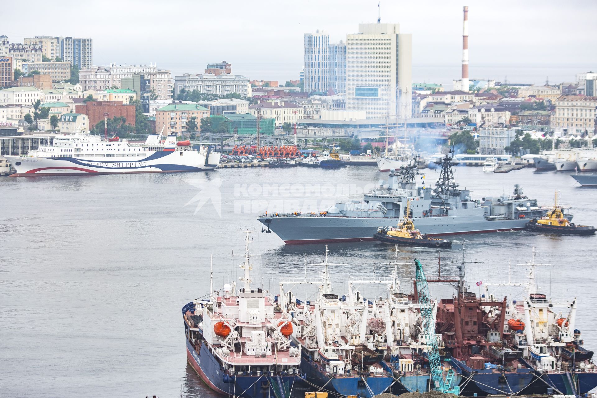 Владивосток. Фрегат `Маршал Шапошников` во время постановки кораблей Тихоокеанского флота (ТОФ) ко Дню военно-морского флота (ВМФ) 2022 в бухте Золотой Рог.