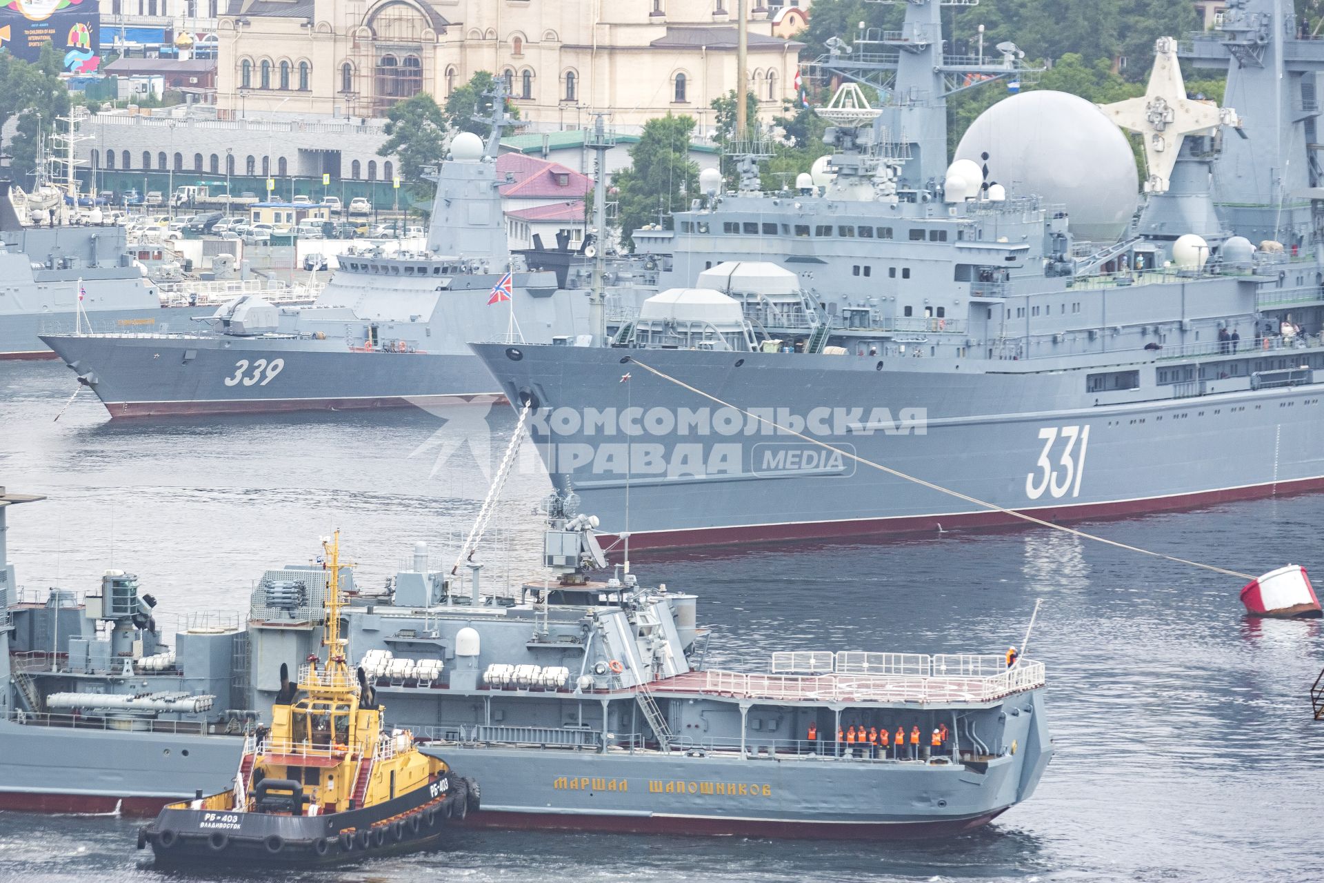 Владивосток. Фрегат `Маршал Шапошников` (на первом плане), корвет проекта `Стерегущий` `Герой Российской Федерации Алдар Цыденжапов` (слева) и корабль измерительного комплекса `Маршал Крылов` (справа) во время постановки кораблей Тихоокеанского флота (ТОФ) ко Дню военно-морского флота (ВМФ) 2022 в бухте Золотой Рог.