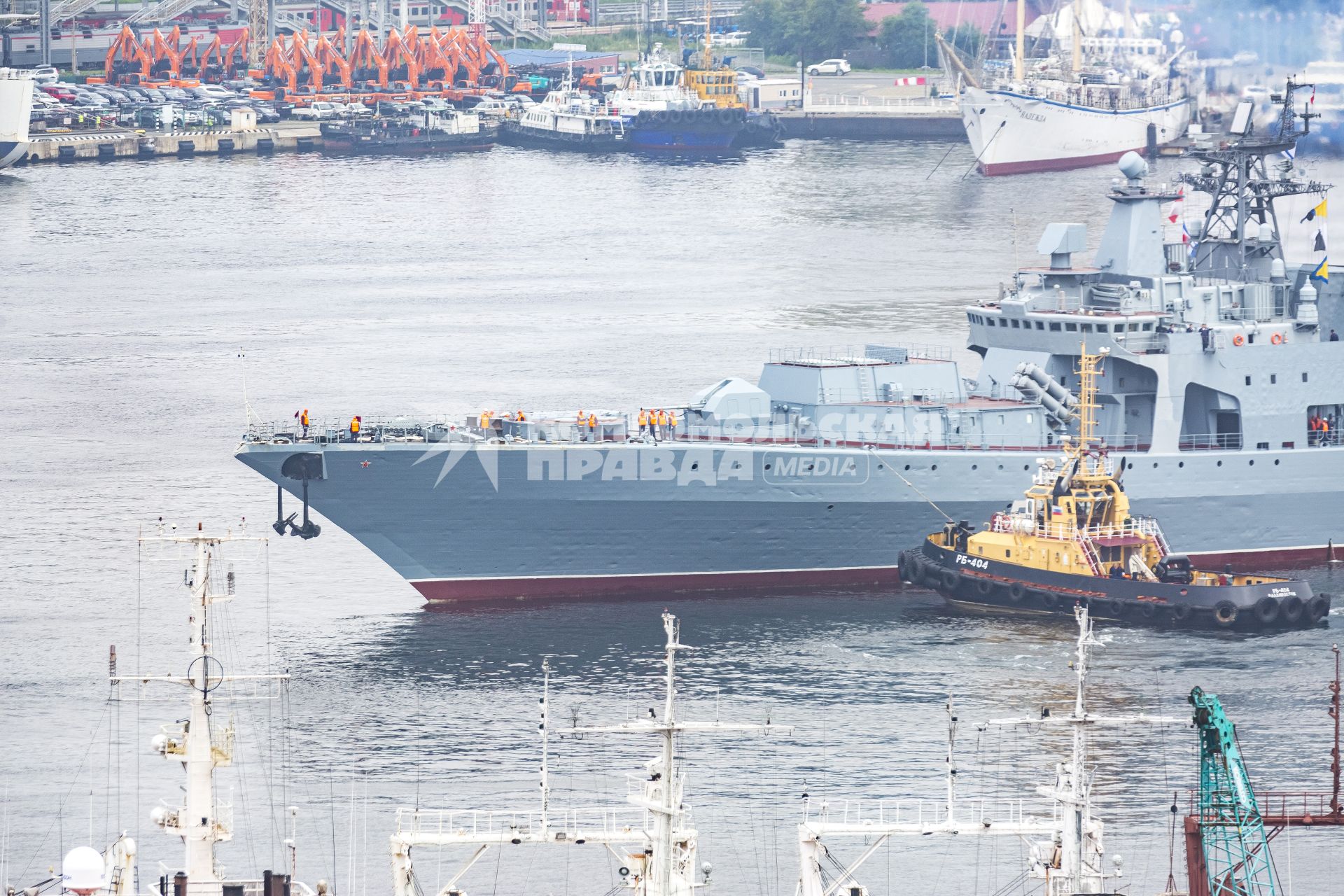 Владивосток. Фрегат `Маршал Шапошников` во время постановки кораблей Тихоокеанского флота (ТОФ) ко Дню военно-морского флота (ВМФ) 2022 в бухте Золотой Рог.