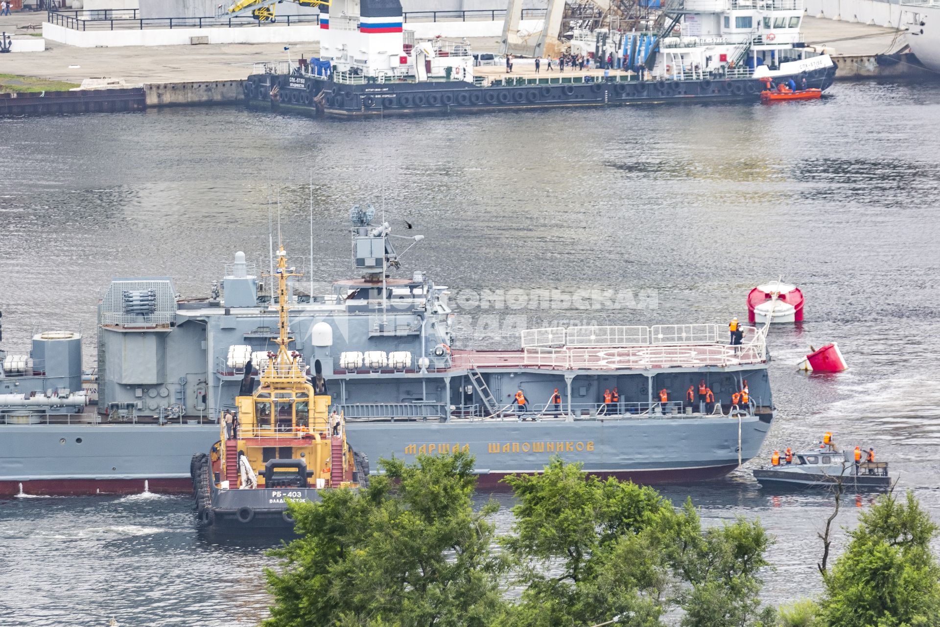 Владивосток. Фрегат `Маршал Шапошников` во время постановки кораблей Тихоокеанского флота (ТОФ) ко Дню военно-морского флота (ВМФ) 2022 в бухте Золотой Рог.