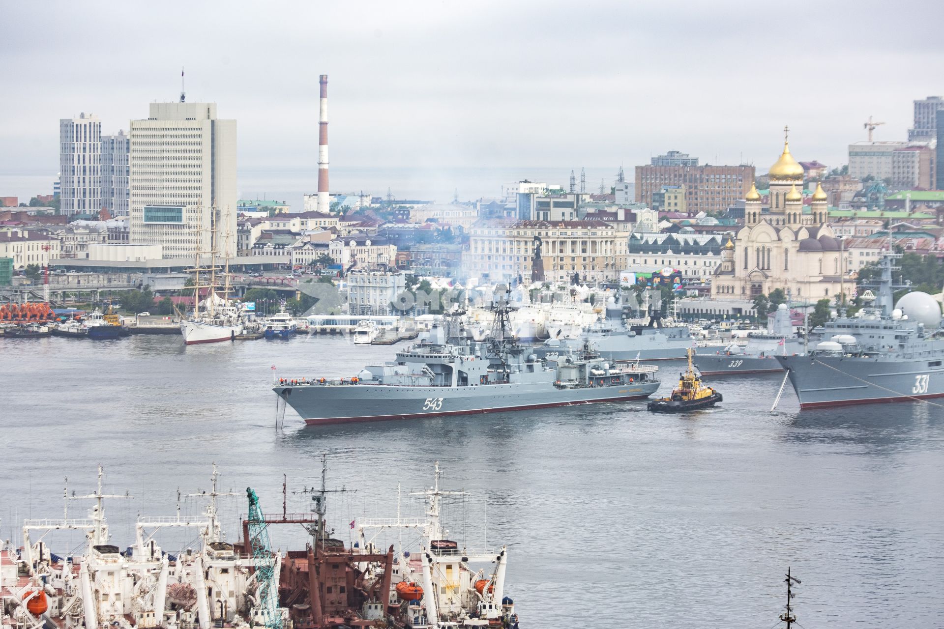 Владивосток. Фрегат `Маршал Шапошников` во время постановки кораблей Тихоокеанского флота (ТОФ) ко Дню военно-морского флота (ВМФ) 2022 в бухте Золотой Рог.