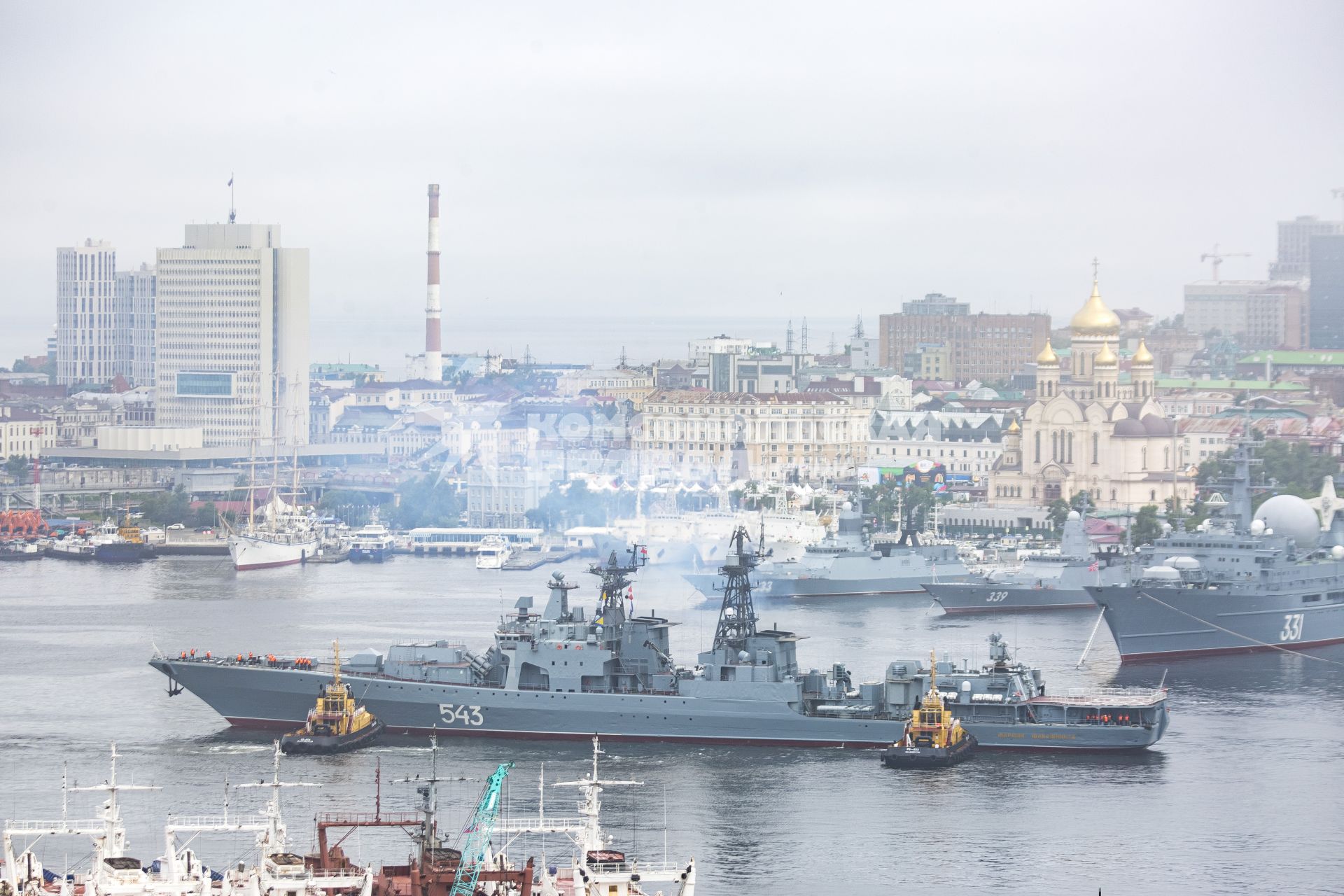 Владивосток. Фрегат `Маршал Шапошников` во время постановки кораблей Тихоокеанского флота (ТОФ) ко Дню военно-морского флота (ВМФ) 2022 в бухте Золотой Рог.