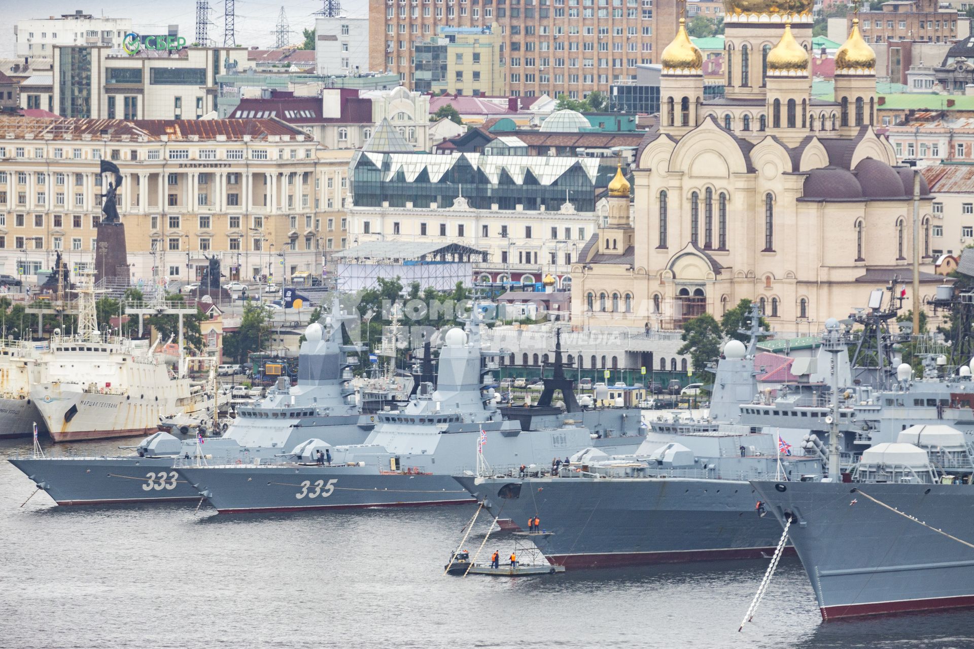 Владивосток. Корветы `Совершенный` (слева), `Громкий` (второй слева) во время постановки кораблей Тихоокеанского флота (ТОФ) ко Дню военно-морского флота (ВМФ) 2022 в бухте Золотой Рог.