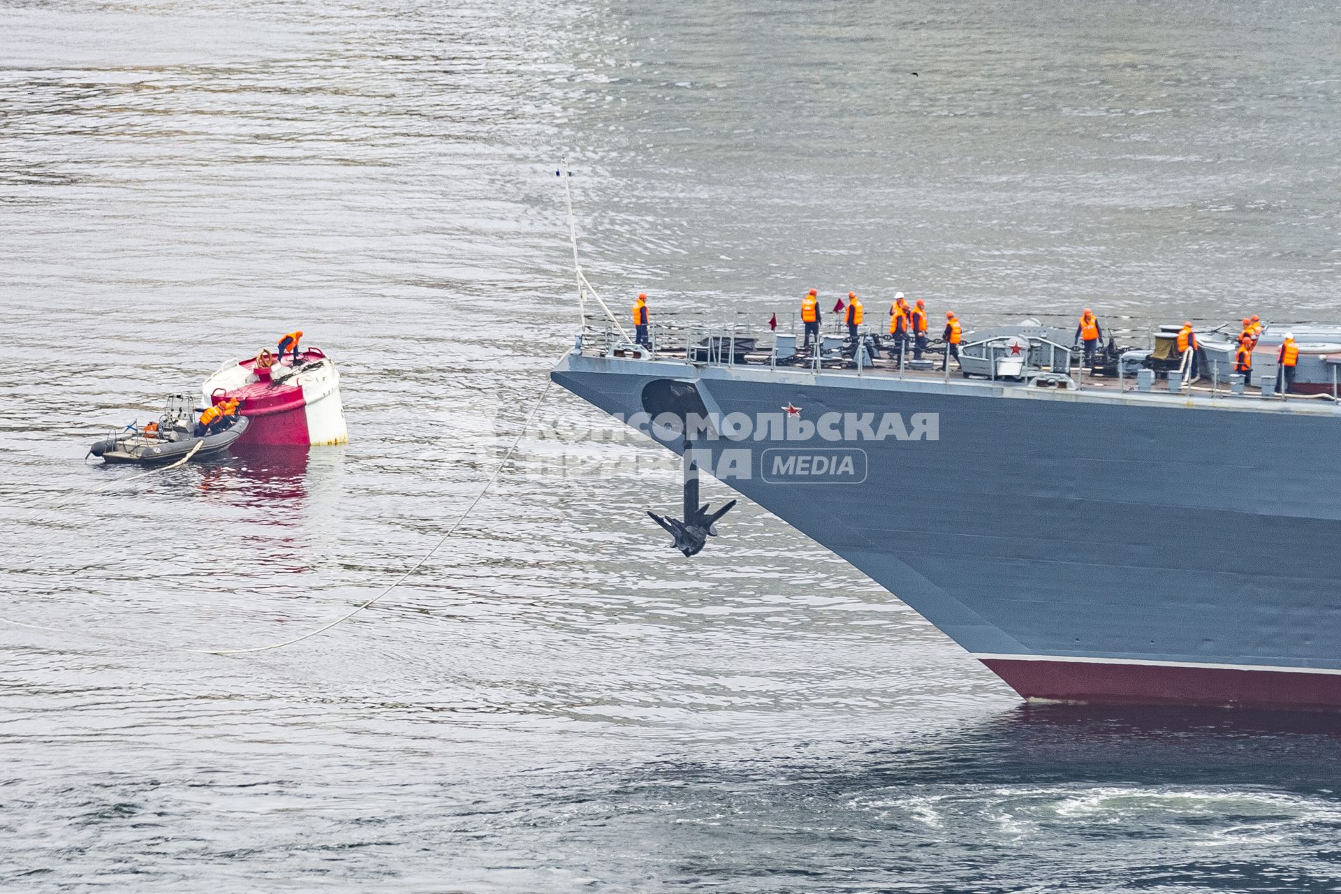 Владивосток. Рабочие устанавливают парадную бочку во время постановки кораблей Тихоокеанского флота (ТОФ) ко Дню военно-морского флота (ВМФ) 2022 в бухте Золотой Рог.