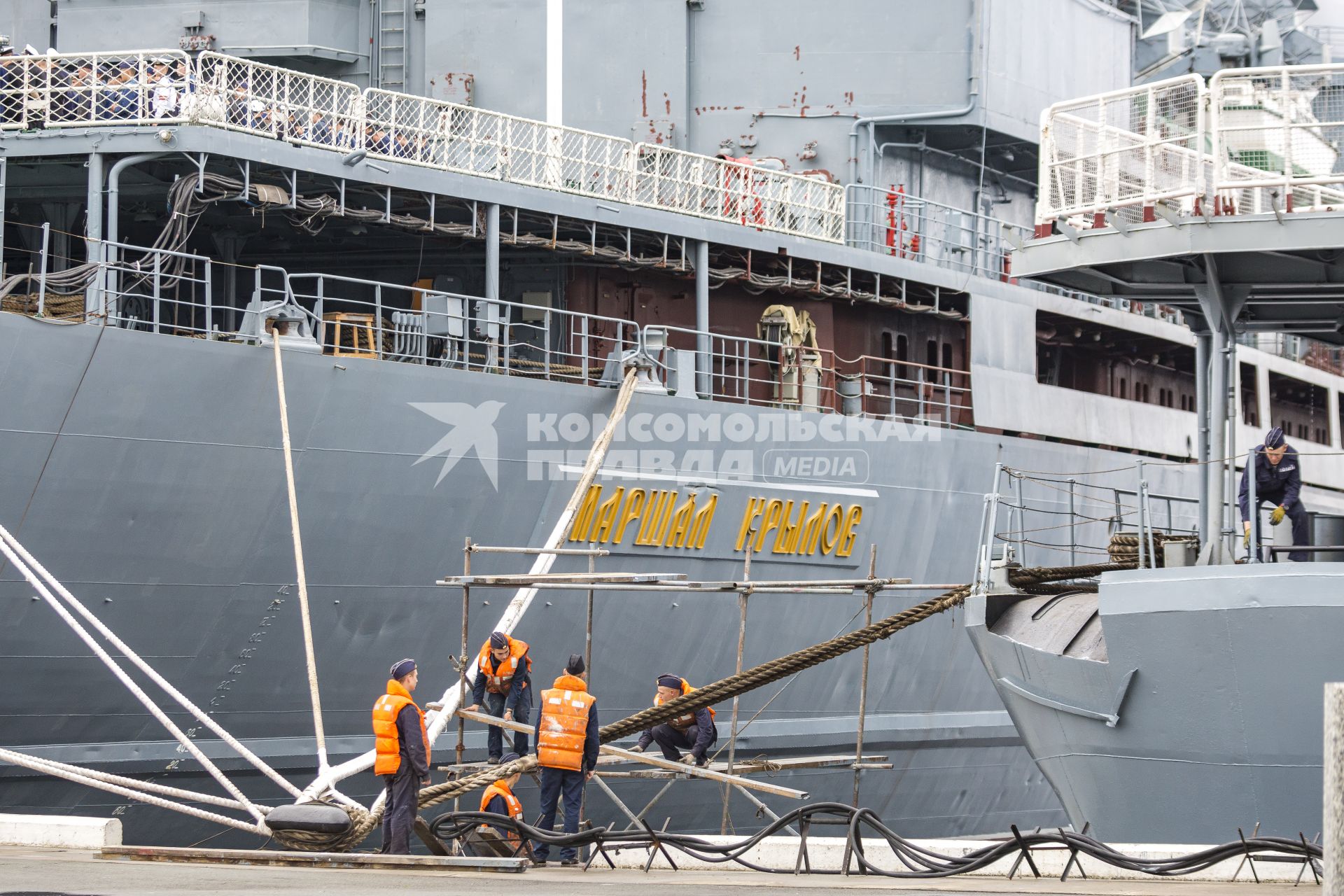 Владивосток. Корабль измерительного комплекса `Маршал Крылов` во время постановки кораблей Тихоокеанского флота (ТОФ) ко Дню военно-морского флота (ВМФ) 2022 в бухте Золотой Рог.