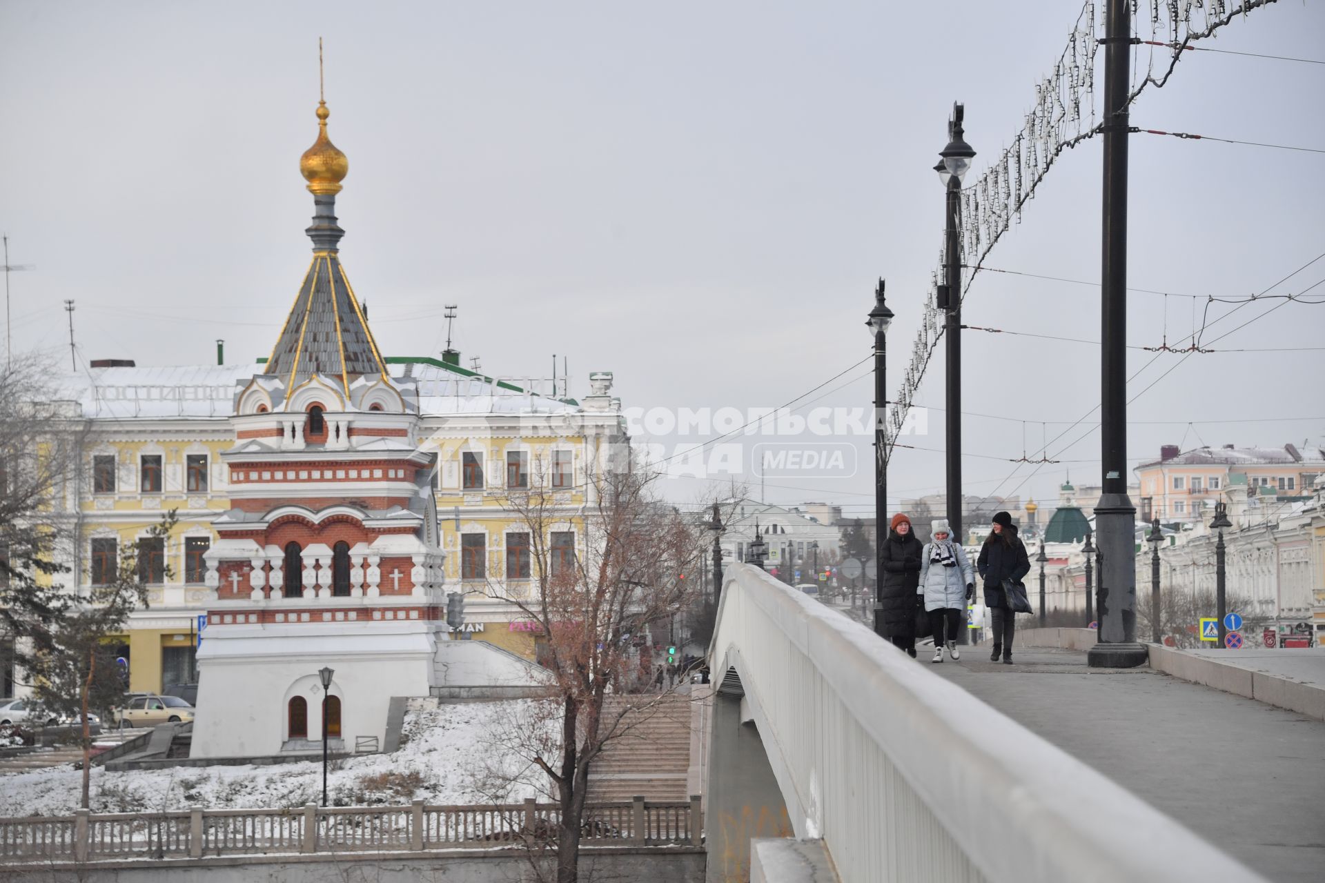 Омск. Корреспонденты `Комсомольской правды` Владимир Ворсобин и Иван Макеев путешествуют автостопом по России. Серафимо-Алексеевская часовня.