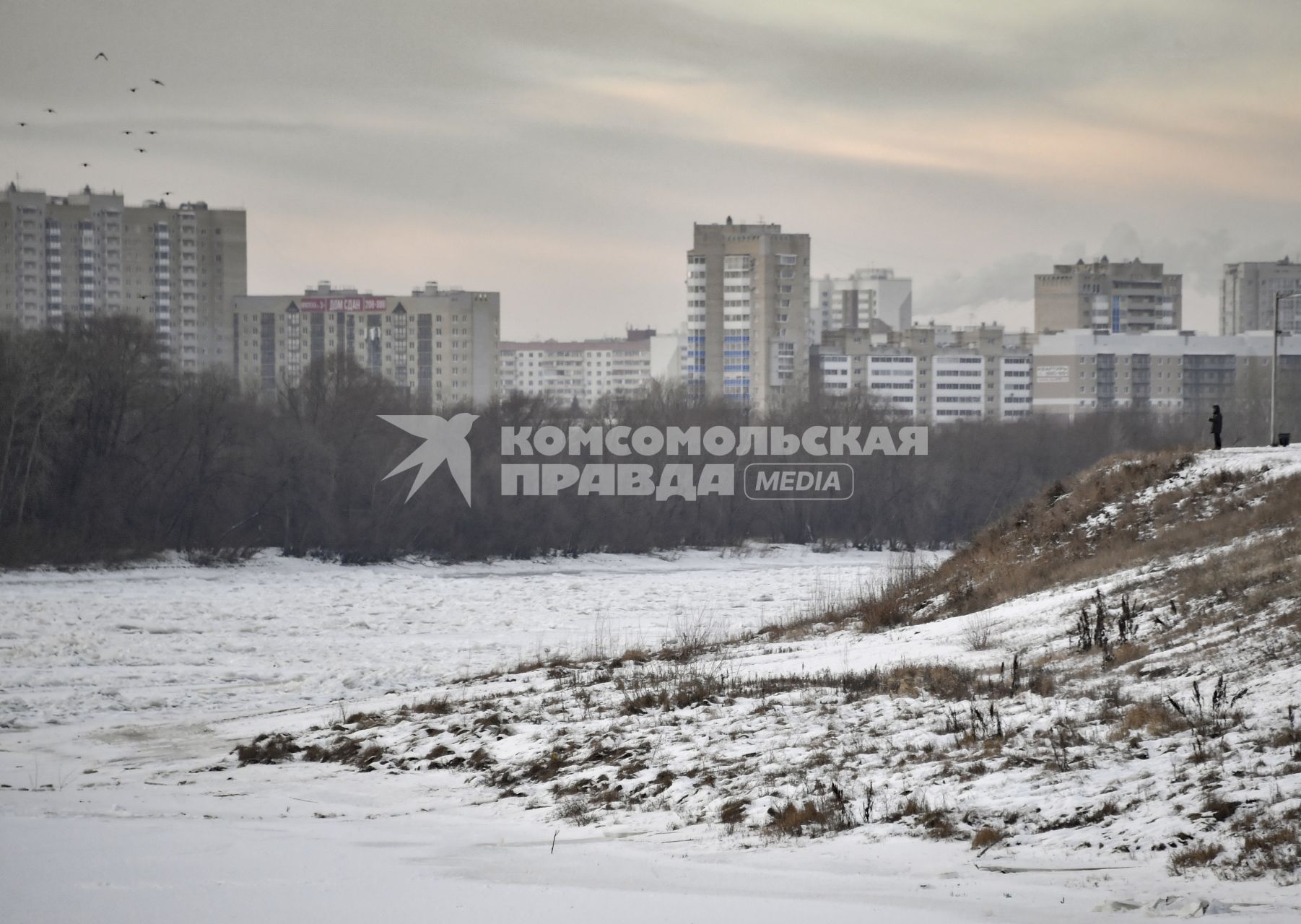 Омск. Корреспонденты `Комсомольской правды` Владимир Ворсобин и Иван Макеев путешествуют автостопом по России.  Вид на город.