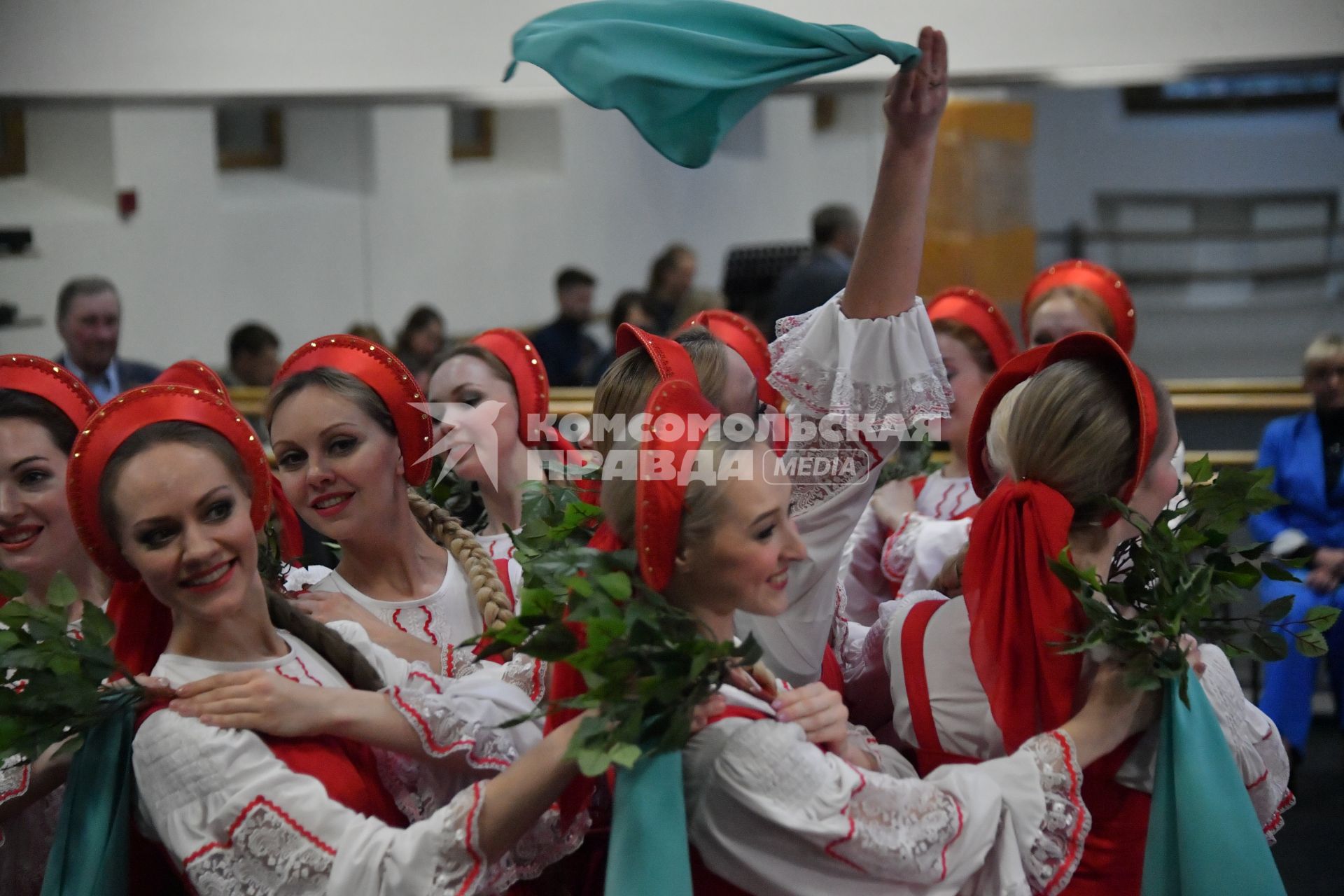 Москва. Участники Государственного академического хореографического ансамбля `Березка` имени Н.С. Надеждиной во время репетиции концерта`Русское хореографическое чудо`.