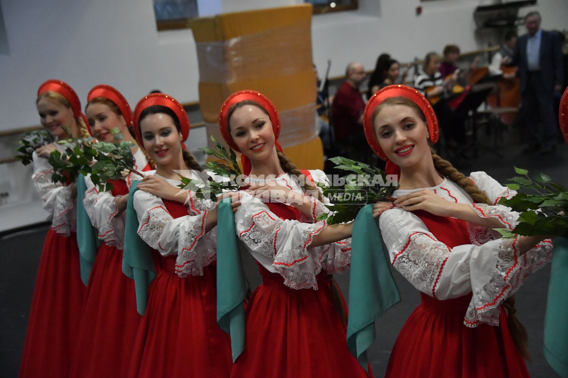 Москва. Участники Государственного академического хореографического ансамбля `Березка` имени Н.С. Надеждиной во время репетиции концерта`Русское хореографическое чудо`.