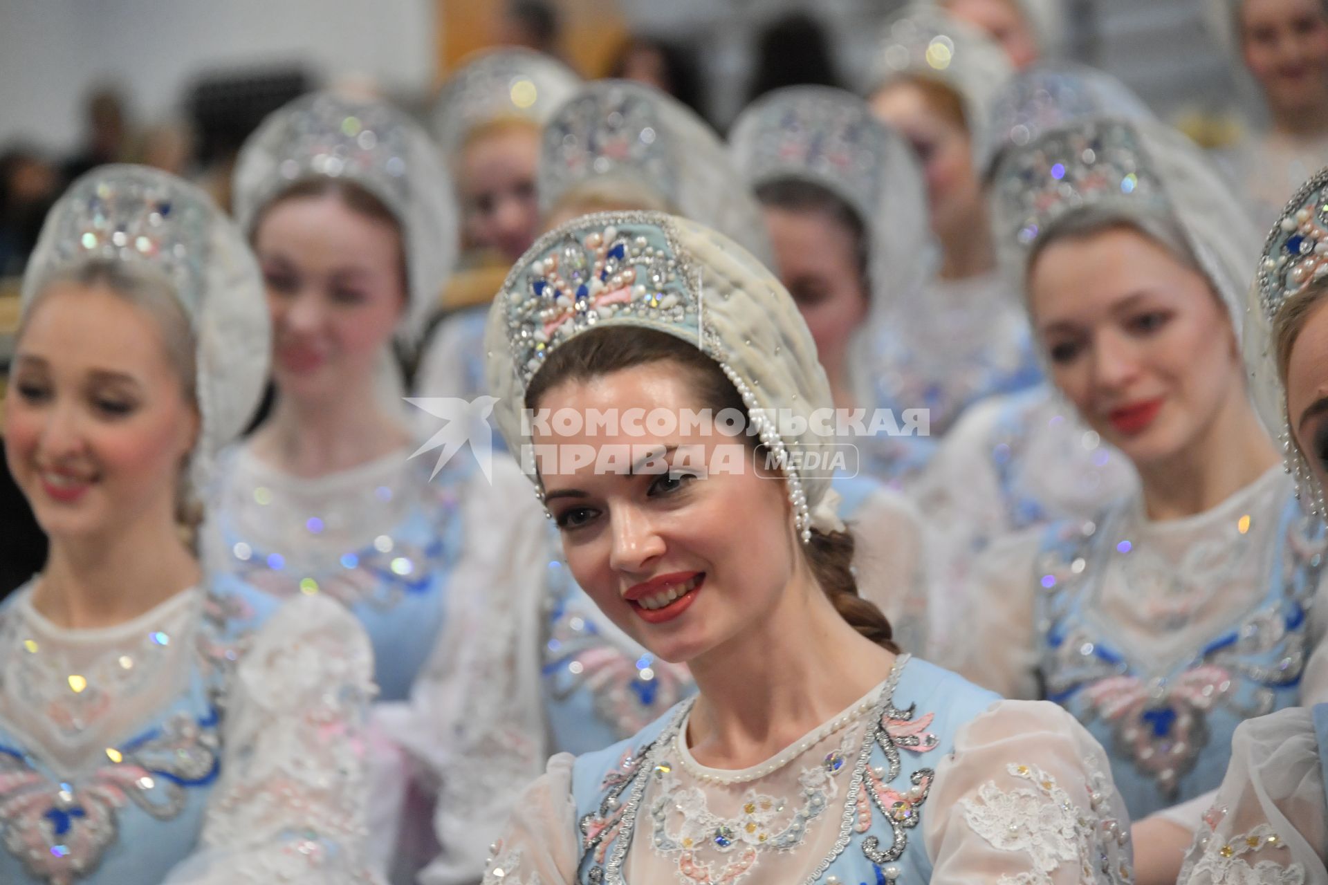 Москва. Участники Государственного академического хореографического ансамбля `Березка` имени Н.С. Надеждиной во время репетиции концерта`Русское хореографическое чудо`.