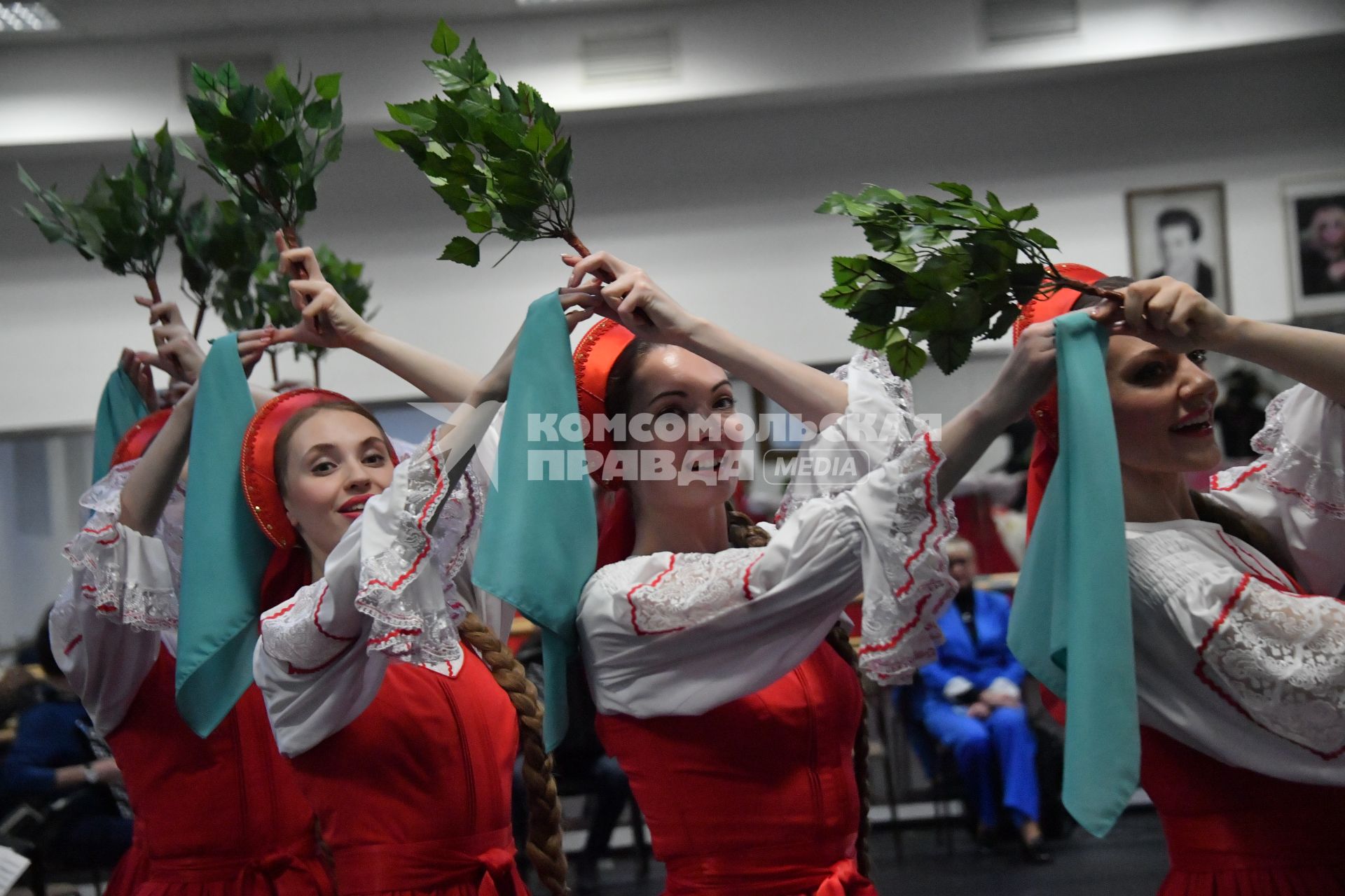 Москва. Участники Государственного академического хореографического ансамбля `Березка` имени Н.С. Надеждиной во время репетиции концерта`Русское хореографическое чудо`.