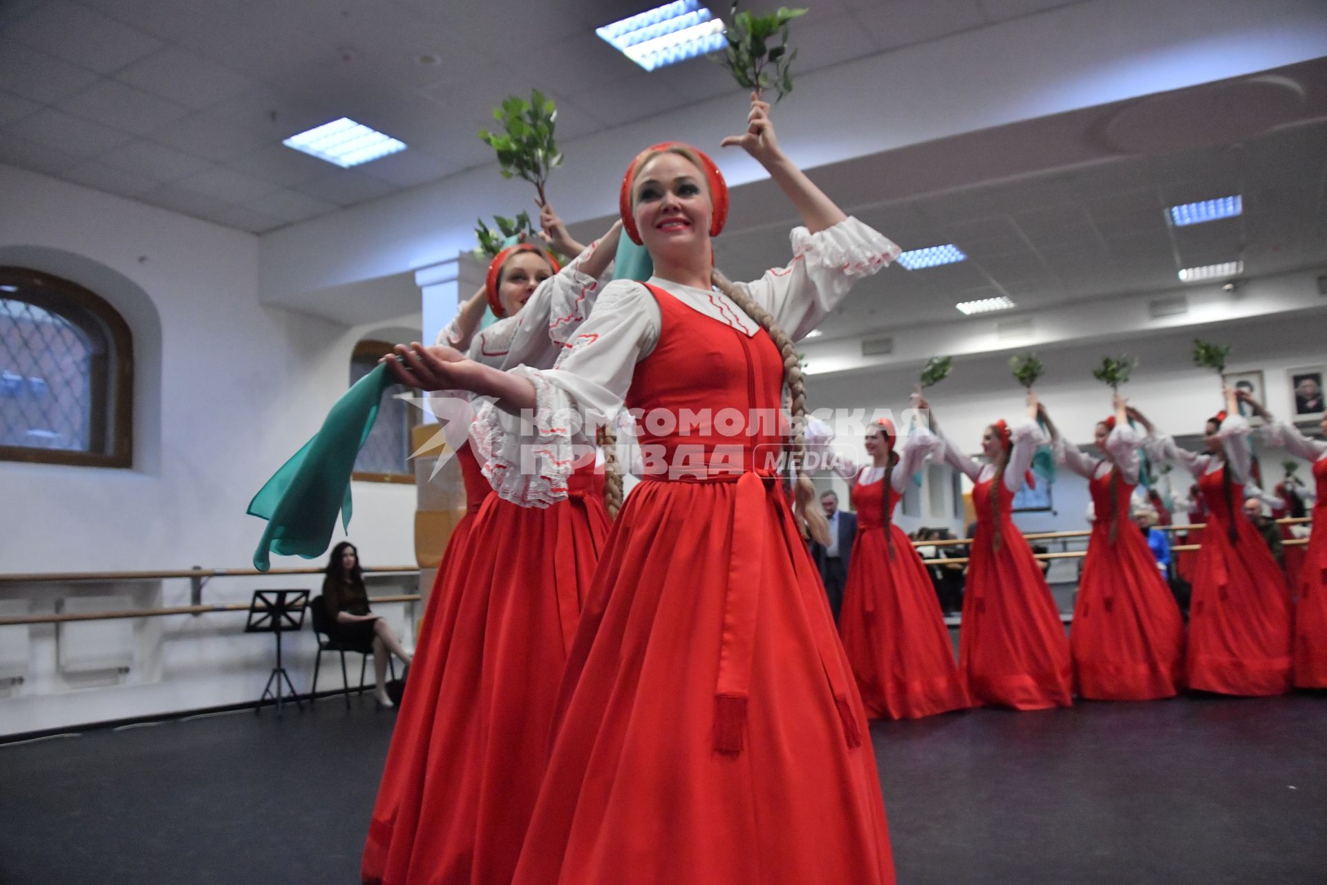 Москва. Участники Государственного академического хореографического ансамбля `Березка` имени Н.С. Надеждиной во время репетиции концерта`Русское хореографическое чудо`.