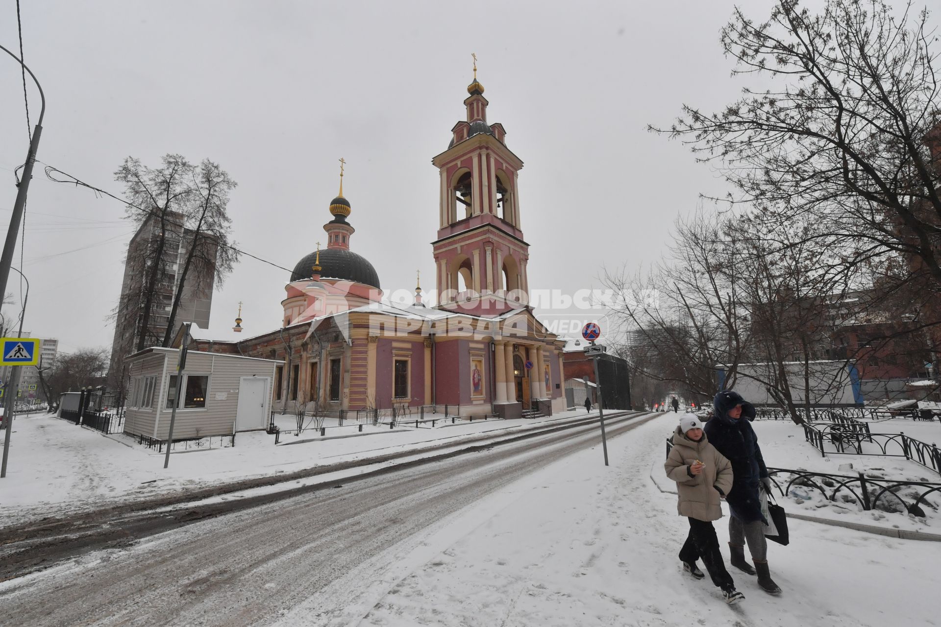 Москва.   Вид на храм Великомученицы Ирины в Покровском.