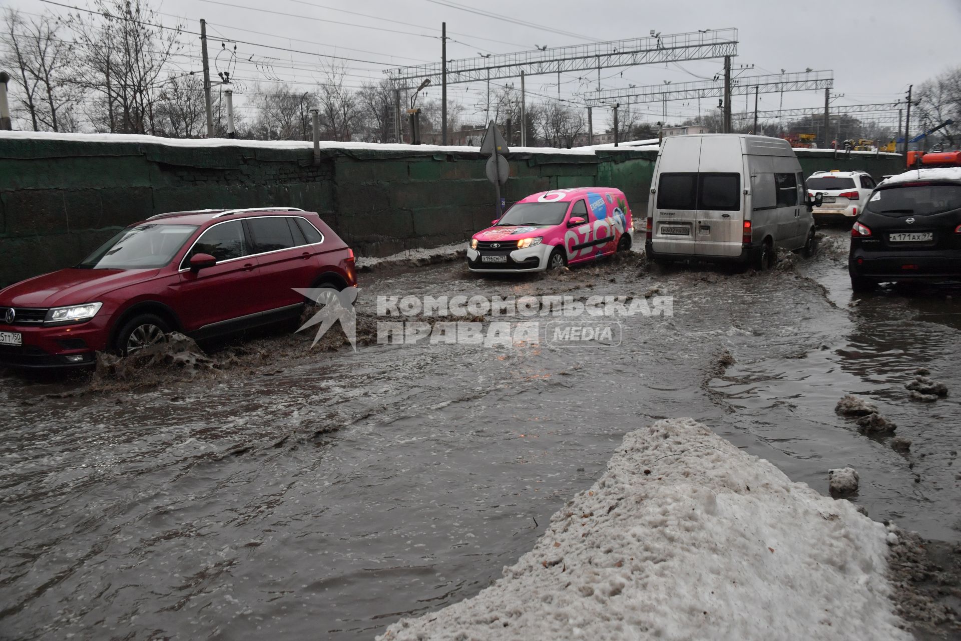 Московская область. Быково. Машины на улицах города после  тропического ливня в декабре.