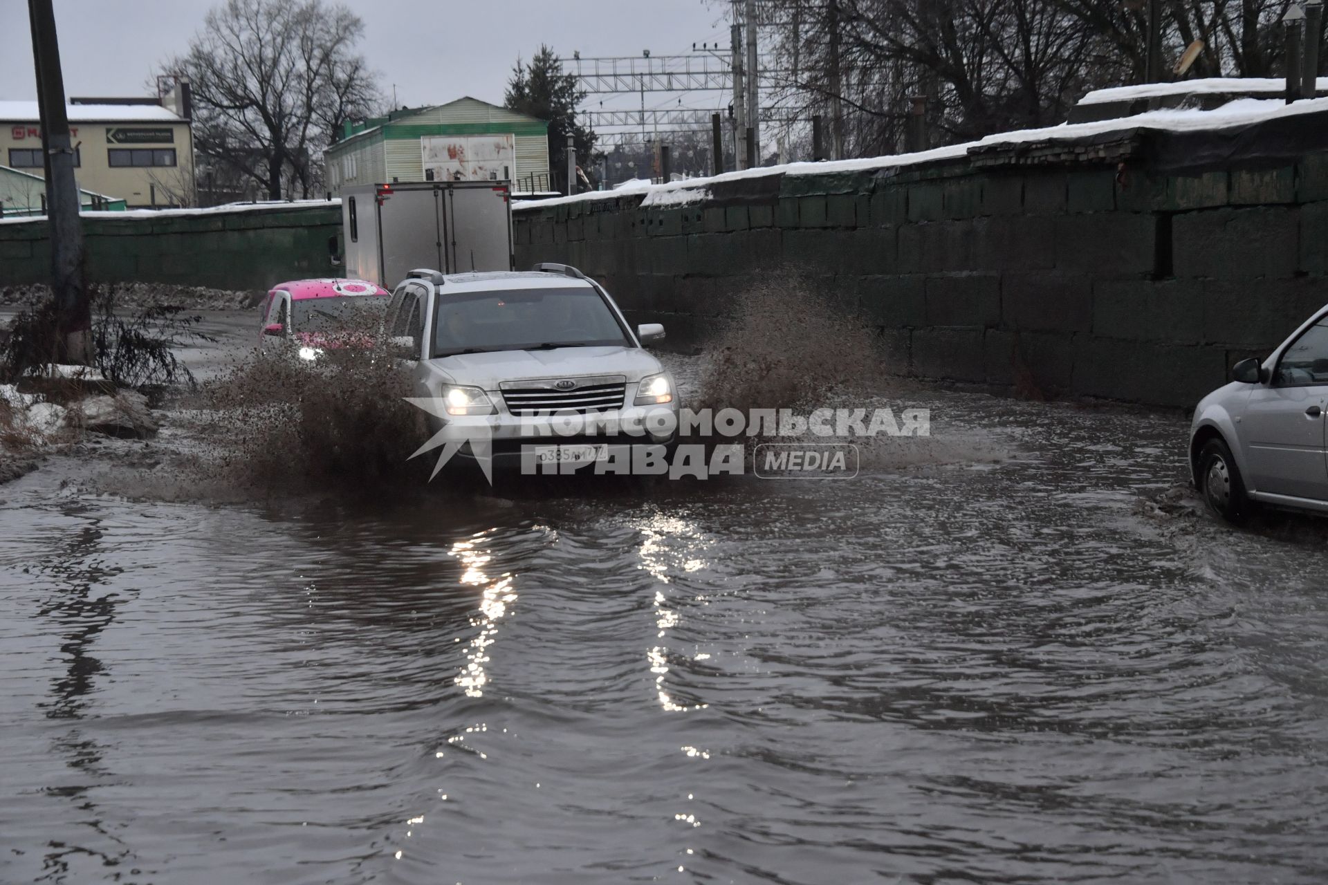 Московская область. Быково. Машины на улицах города после  тропического ливня в декабре.