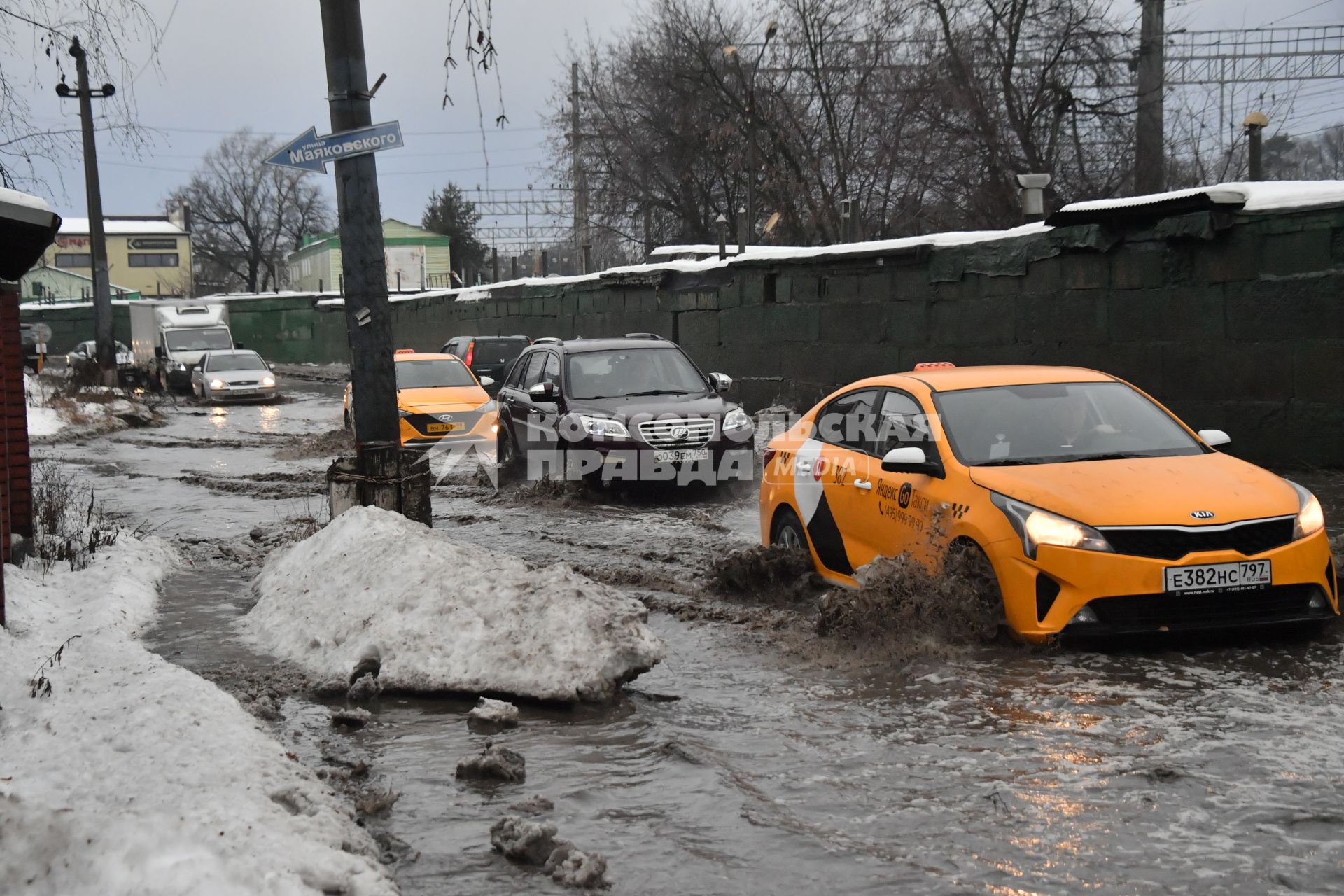 Московская область. Быково. Машины на улицах города после  тропического ливня в декабре.