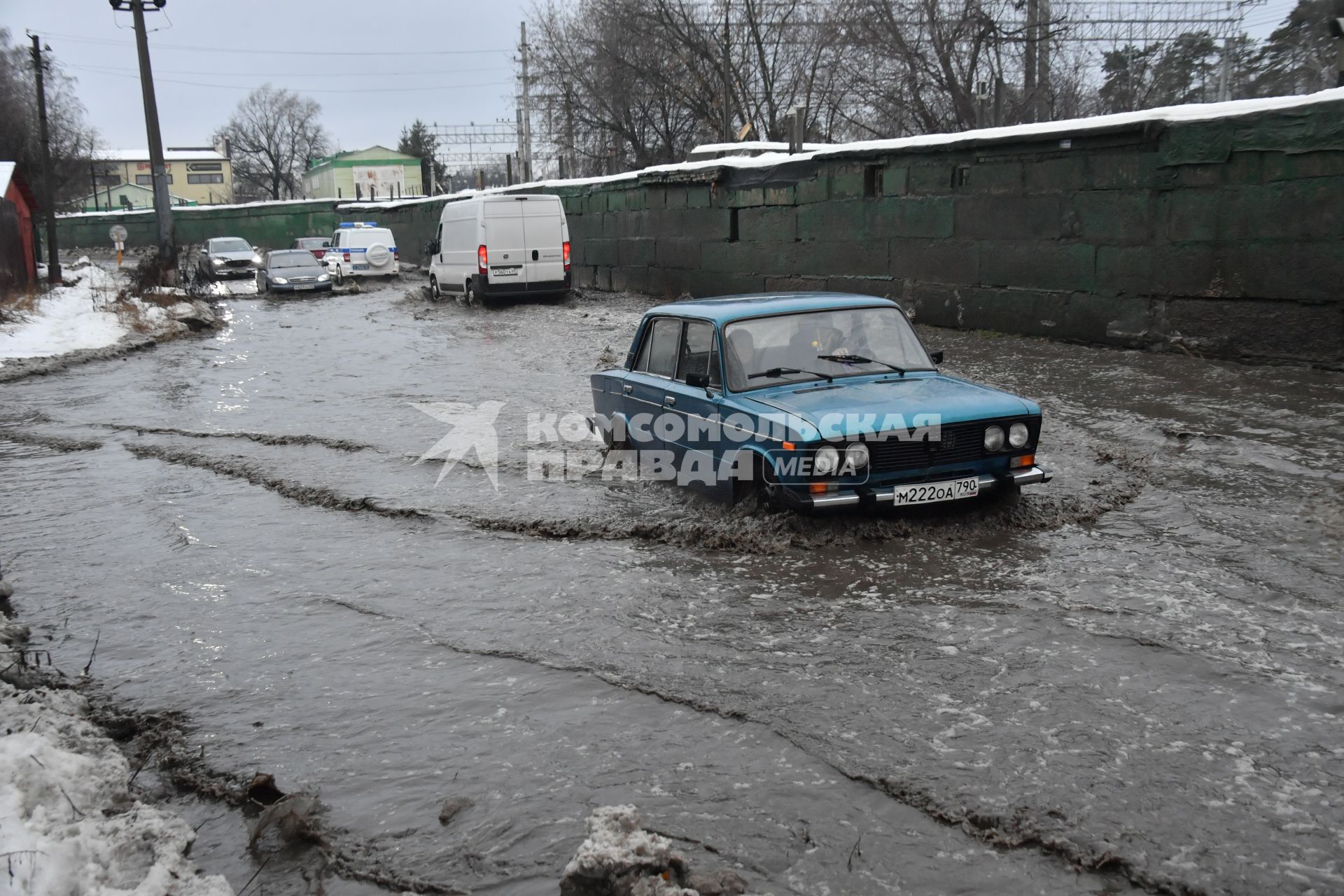 Московская область. Быково. Машины на улицах города после  тропического ливня в декабре.