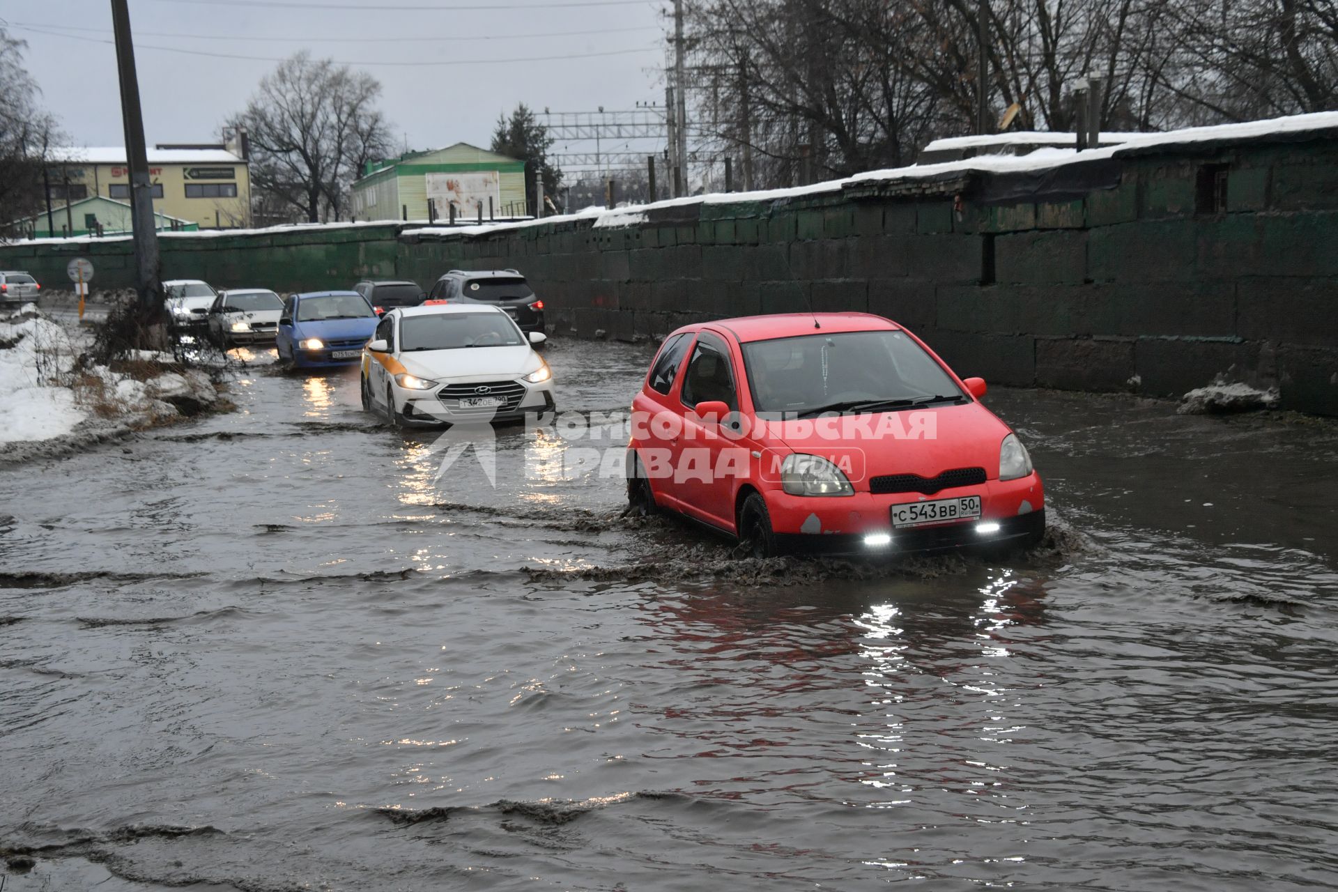 Московская область. Быково. Машины на улицах города после  тропического ливня в декабре.