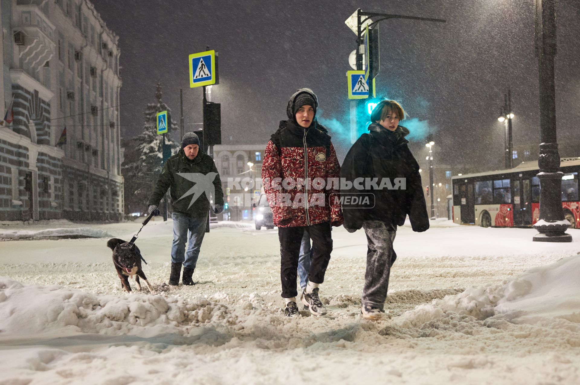 Пермь. Прохожие идут по заснеженной улице.