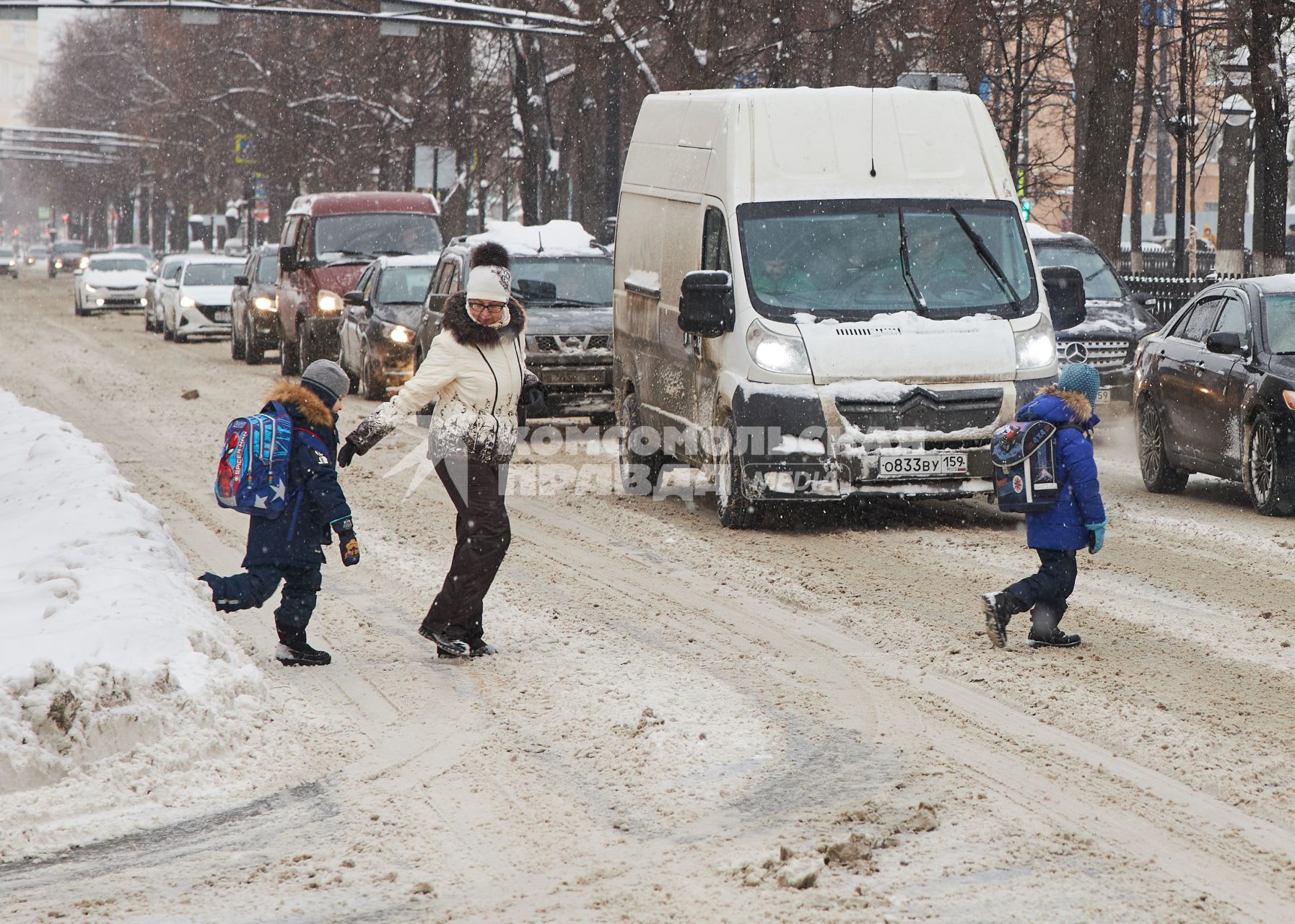 Пермь. Женщина с детьми переходят дорогу.