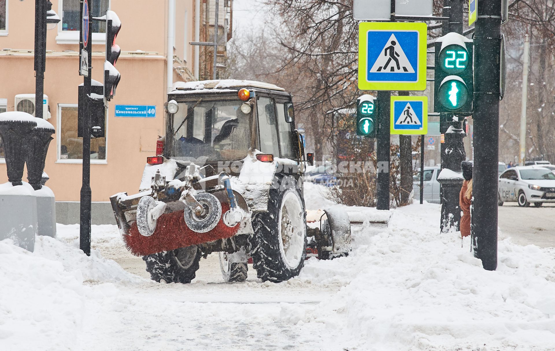 Пермь. Трактор убирает снег.
