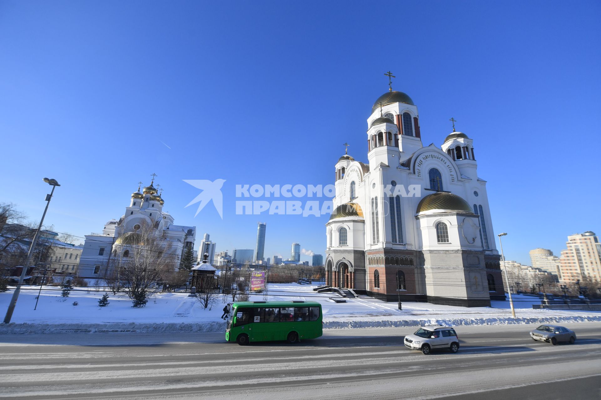 Екатеринбург. Корреспонденты `Комсомольской правды` Владимир Ворсобин и Иван Макеев путешествуют автостопом по России.  Вид на Храм-памятник на крови во имя Всех Святых в земле Российской просиявших.