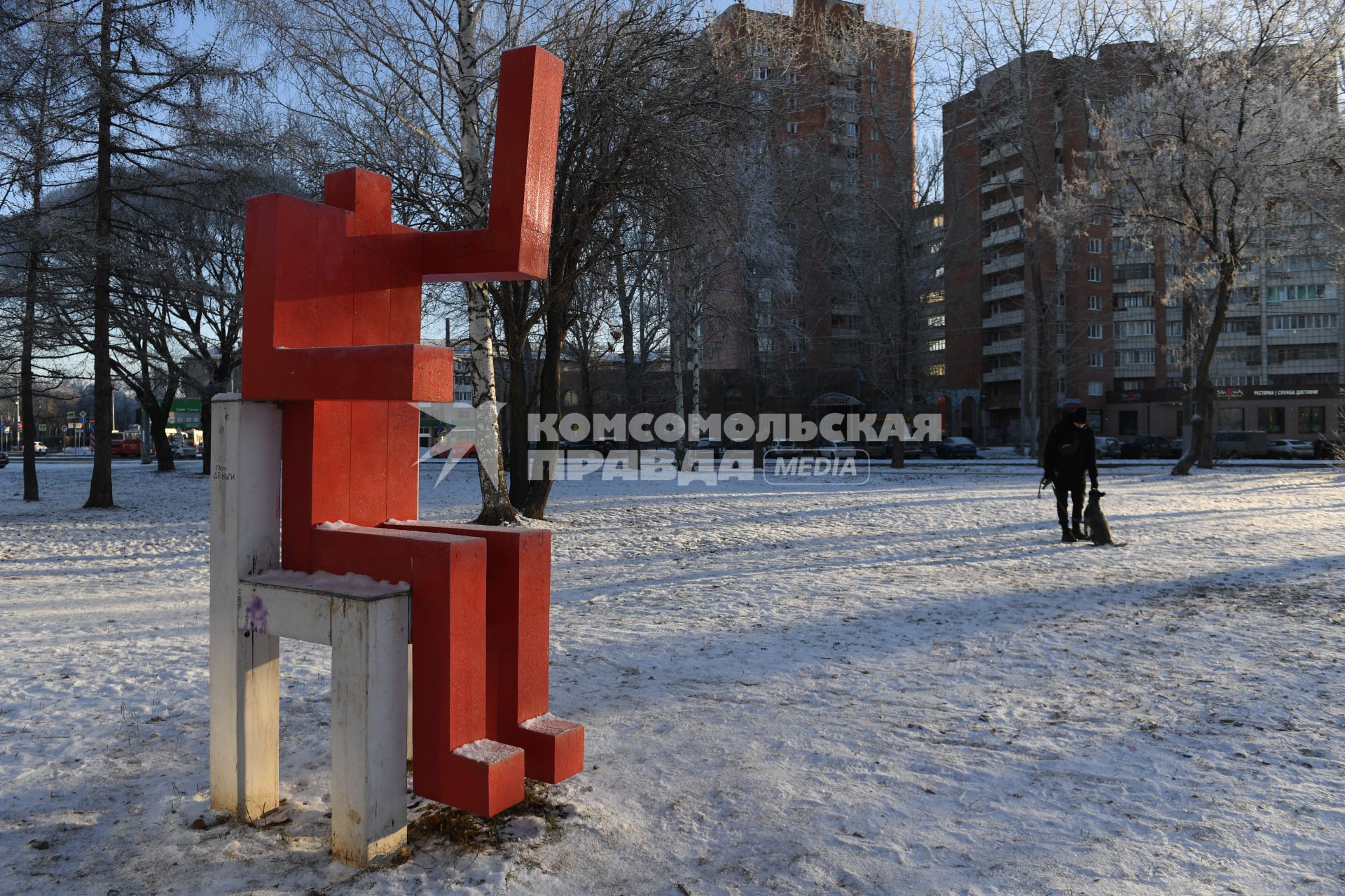 Пермь. Корреспонденты `Комсомольской правды` Владимир Ворсобин и Иван Макеев путешествуют автостопом по России.  Арт-объект `Красные человечки ` на улице города.