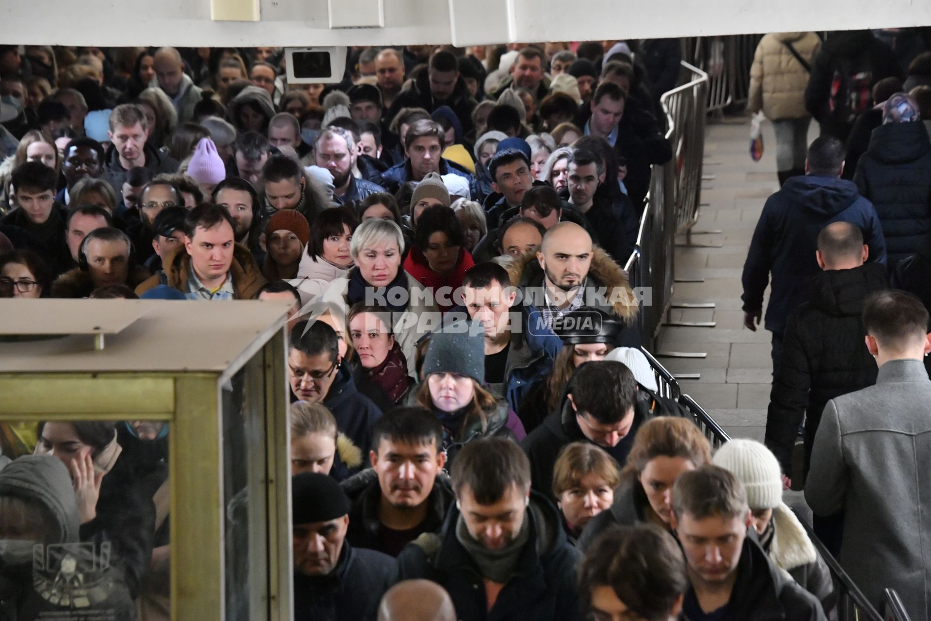 Москва. Пассажиры на станции метро `Арбатская`.