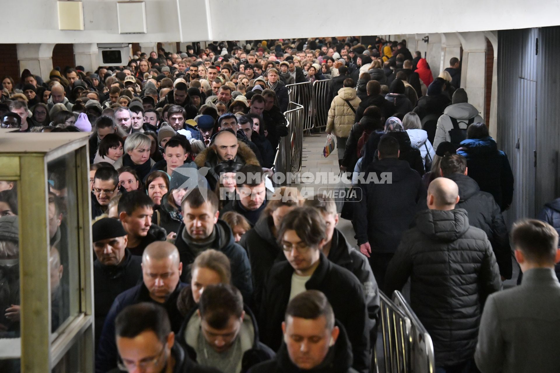 Москва. Пассажиры на станции метро `Арбатская`.