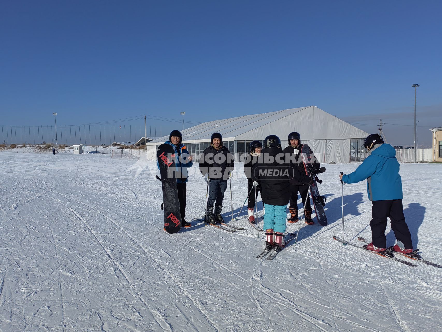 Монголия. г.Улан-Батор. Горнолыжный курорт Sky Resort расположен в пригороде Улан-Баторе. Зимой катаются на горных лыжах, санях и сноуборде, летом играют в гольф.