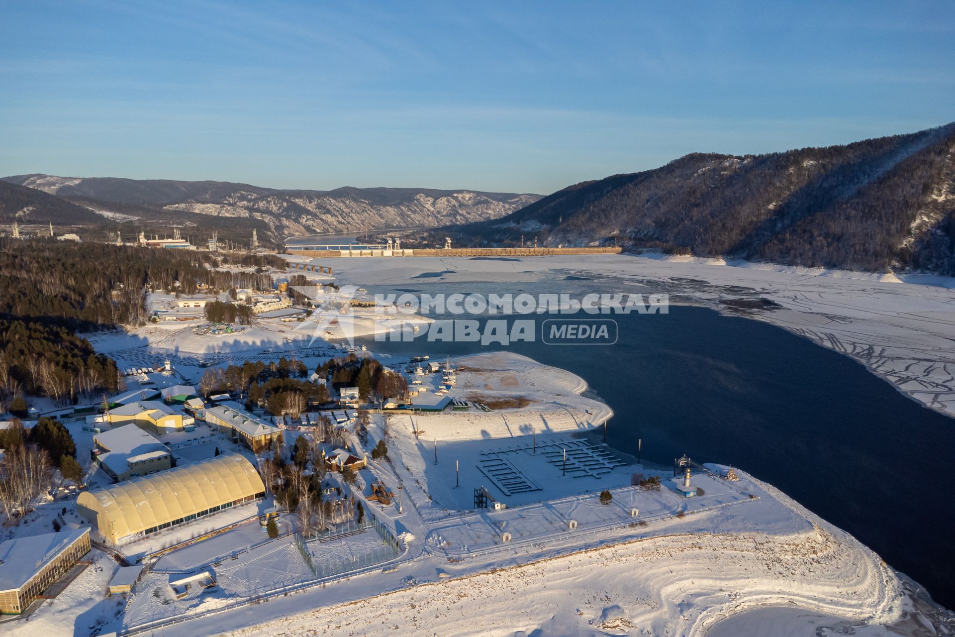 Красноярский край. г.Дивногорск. Вид на замерзающее Красноярское водохранилище и ГЭС.