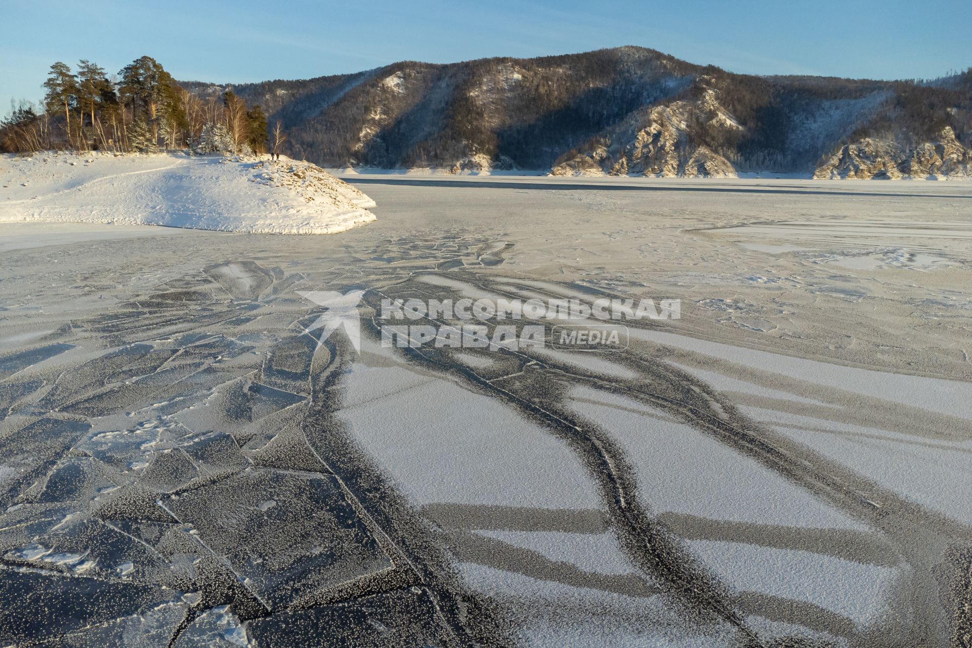 Красноярский край. г.Дивногорск. Замерзающее Красноярское водохранилище.