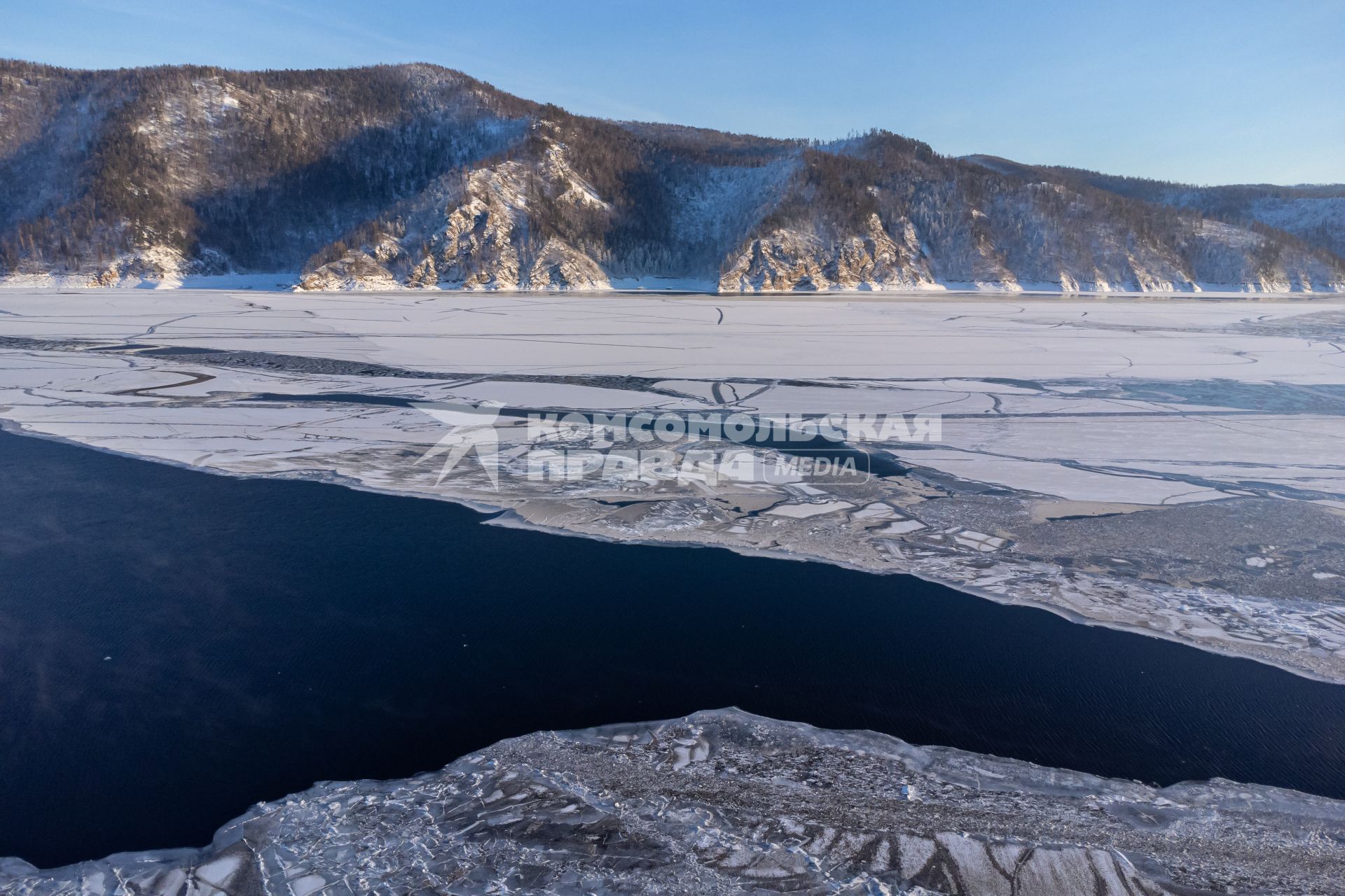 Красноярский край. г.Дивногорск. Замерзающее Красноярское водохранилище.