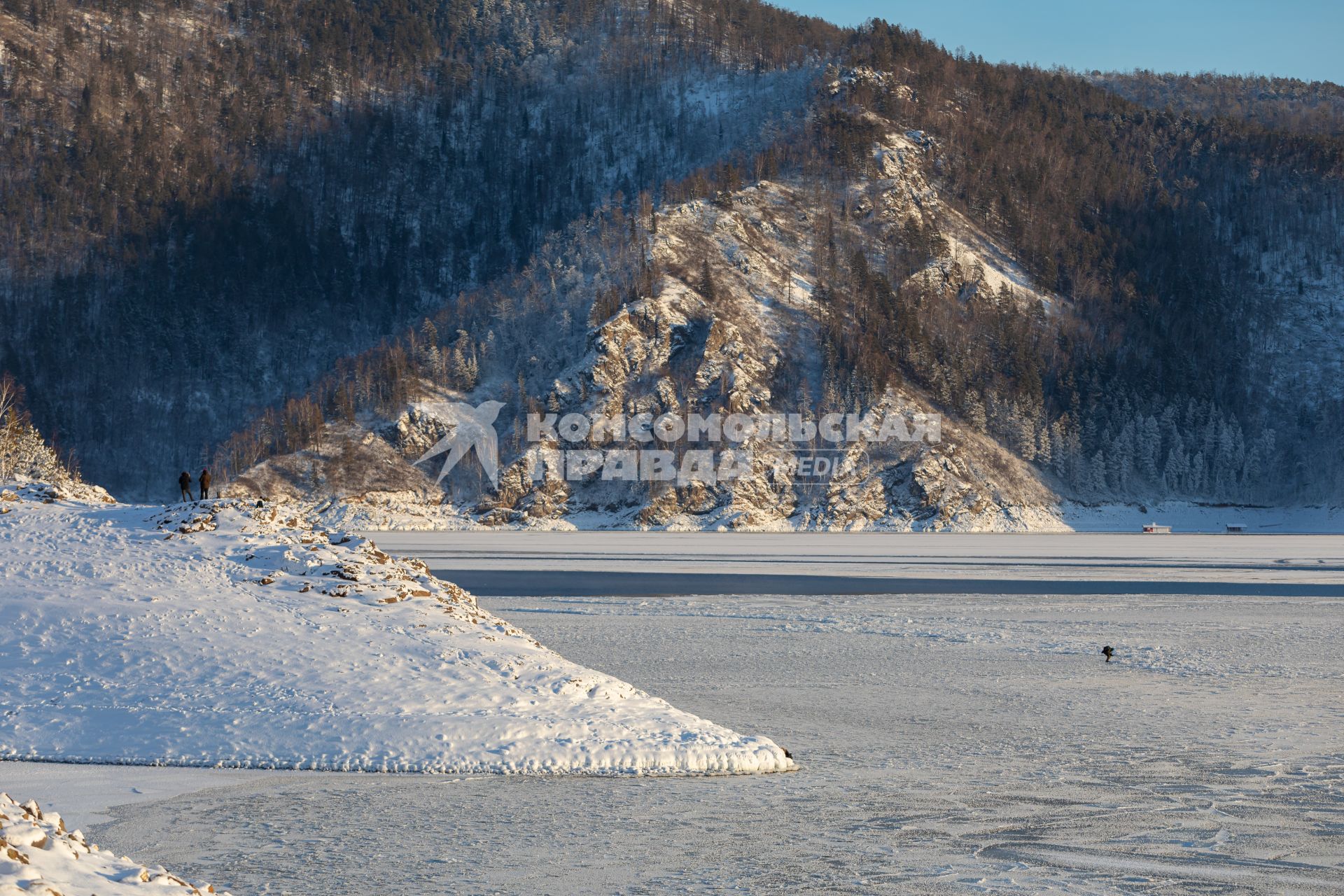 Красноярский край. г.Дивногорск. Замерзающее Красноярское водохранилище.