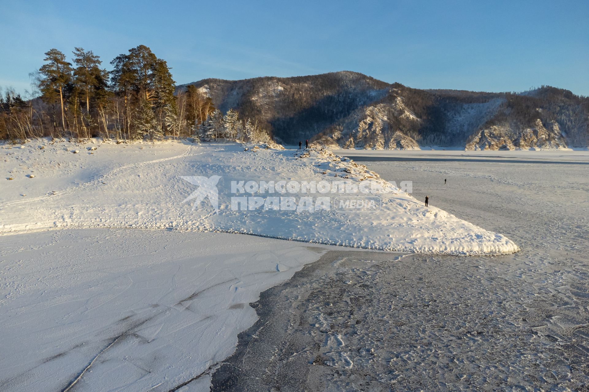 Красноярский край. г.Дивногорск. Замерзающее Красноярское водохранилище.