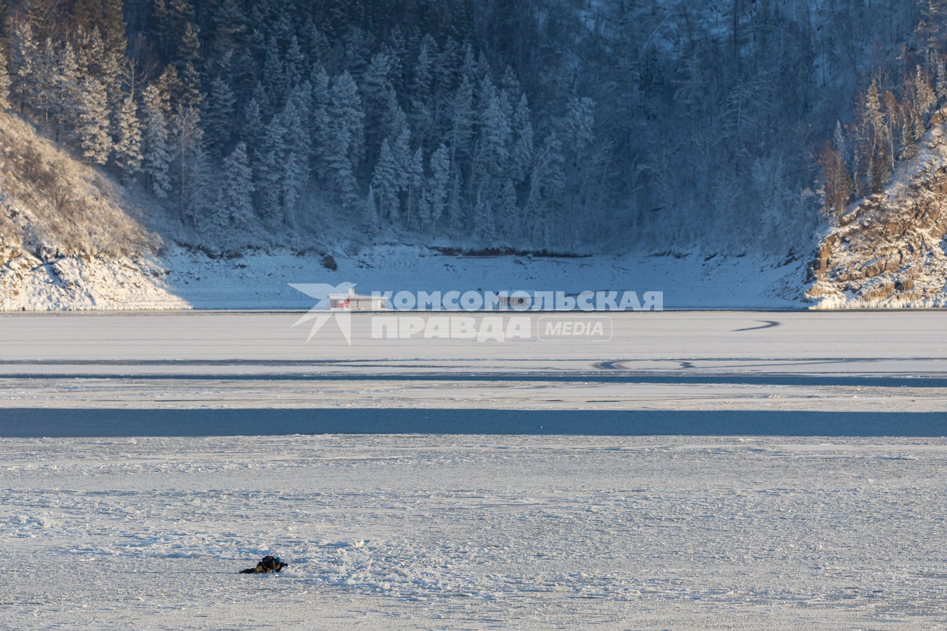 Красноярский край. г.Дивногорск. Замерзающее Красноярское водохранилище.