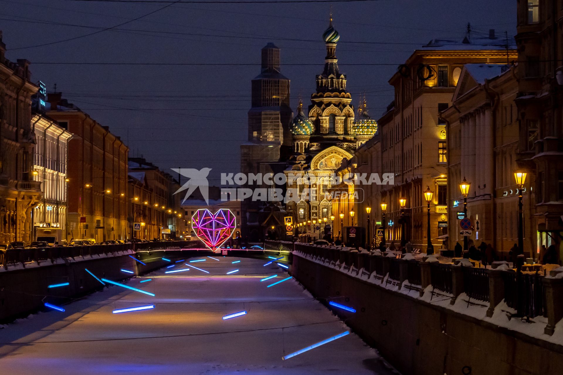 Санкт-Петербург. Новогодние украшения на канале Грибоедова.